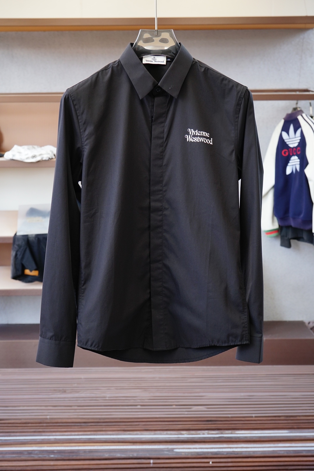 NO:566419,Queen Mother West/New Products On Sale at the Counter Fashionable high-end men's shirts, pure white design, clean and tidy, a must-have series for chairman elites, comfortable and relaxed without losing the sense of grandeur, small stand-up collar positioning design breaks the traditional constraints, more youthful and fashionable taste, embroidered logo design on the chest, more brand recognition, imported top high-density 100-point high-quality Pima cotton is skin-friendly and comfortable  It feels very delicate, has a good texture, is cool and breathable, and is not easy to wrinkle. It is a good one and can be worn alone or layered. If you like it, you can stock up in advance!  Hurry up and grab it. Sizes (M-XXX L) available for pickup the next day.,,alexander wang19860909西太后/新品 专柜在售 时尚高端男装衬衣,纯白色设计干净利落整洁,董事长精英必备系列,舒适松弛又不失大气感,小立领定位设计打破传统束缚,更具年轻时尚味道,胸前刺绣Logo设计,更具品牌辨识度,进口顶极高密度100分优质皮马棉棉亲肤舒适 摸上去非常的细腻,质感很好,凉爽透气,不易起皱,不错的一款,内搭单穿都完全没问题,喜欢的亲也可以提早囤货！赶紧下手抢吧.尺码（M-XXX L）隔天取货.,,alexander wang,Men's clothing