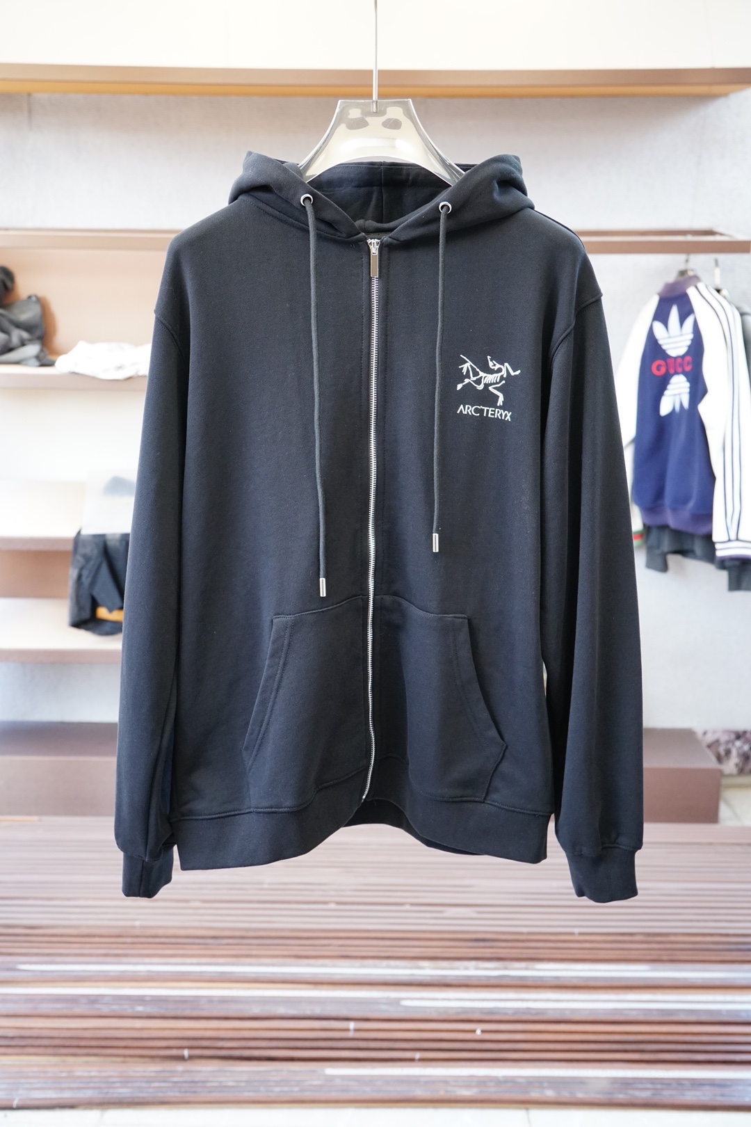 NO:566471,- New in the autumn and winter series, Arc'teryx cotton hooded sweatshirt. This sweatshirt is made of custom-imported air-layer knitted cotton. The fabric feels light, delicate, soft and waxy, and has a superior stiffness. The terry texture inside is closely arranged like fish scales. It is close to the skin, warm and breathable without any prickly feeling! The cuffs and hem are spliced ​​with dyed knitted ribs, making the wearer more handsome and stylish! The front of the body is decorated with patterns, carefully embroidered with top-notch craftsmanship, and matched with brand embellishments, showing both luxury class and fashion sense! The basic and casual round-neck cut has a significant effect of slimming down and hiding body fat. It can control your daily casual wear. There is no gender limit and the same style is recommended for men and women! Size M-3XL,arc'teryx,hoodie,sweatshirts,hats,alexander wang19860909- 秋冬系列上新 始祖鸟 棉质连帽卫衣 此款卫衣衫选用定制进口空气层针织棉布制成,该面料手感轻薄细腻软糯,同时兼顾优越的挺括感,内里如同鱼鳞般紧密排列的毛圈肌理,贴肤保暖透气毫无扎刺感可言！袖口以及下摆同缸色染针织罗纹拼接,令着身者更加帅气有型！衣身正面由图案装饰,采用顶级工艺精心刺绣,搭配品牌点缀,将奢华档次与时尚感都展现了出来！基础休闲的圆领版型剪裁,着穿显瘦藏肉效果显著,能够驾驭你日常各种休闲着装穿法,无性别身材的限定,男女同款推荐！ 尺码M-3XL,arc'teryx,hoodie,sweatshirts,hats,alexander wang,Men's clothing