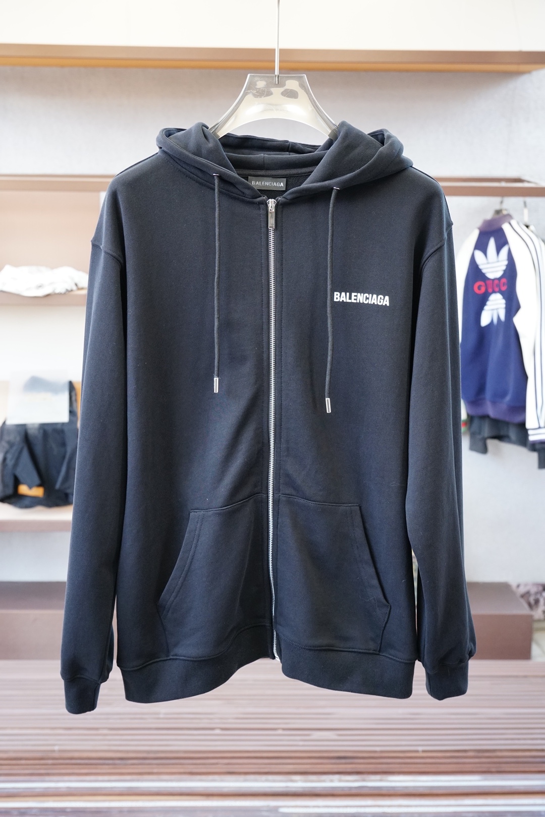 NO:566466,New in the autumn and winter series, Balenciaga - cotton hooded sweatshirt. This sweatshirt is made of custom-imported air-layer knitted cotton. The fabric feels light, delicate, soft and waxy, and has a superior stiffness. The terry texture inside is closely arranged like fish scales. It is close to the skin, warm and breathable without any prickly feeling! The cuffs and hem are spliced ​​with dyed knitted ribs, making the wearer more handsome and stylish! The front of the body is decorated with patterns, carefully embroidered with top-notch craftsmanship, and matched with brand embellishments, showing both luxury class and fashion sense! The basic and casual round-neck cut has a significant effect of slimming down and hiding body fat. It can control your daily casual wear. There is no gender limit and the same style is recommended for men and women! Size M-3XL,,balenciaga,hoodie,sweatshirts,hats,alexander wang19860909秋冬系列上新 巴黎世家-棉质连帽卫衣 此款卫衣衫选用定制进口空气层针织棉布制成,该面料手感轻薄细腻软糯,同时兼顾优越的挺括感,内里如同鱼鳞般紧密排列的毛圈肌理,贴肤保暖透气毫无扎刺感可言！袖口以及下摆同缸色染针织罗纹拼接,令着身者更加帅气有型！衣身正面由图案装饰,采用顶级工艺精心刺绣,搭配品牌点缀,将奢华档次与时尚感都展现了出来！基础休闲的圆领版型剪裁,着穿显瘦藏肉效果显著,能够驾驭你日常各种休闲着装穿法,无性别身材的限定,男女同款推荐！ 尺码M-3XL,,balenciaga,hoodie,sweatshirts,hats,alexander wang,Men's clothing