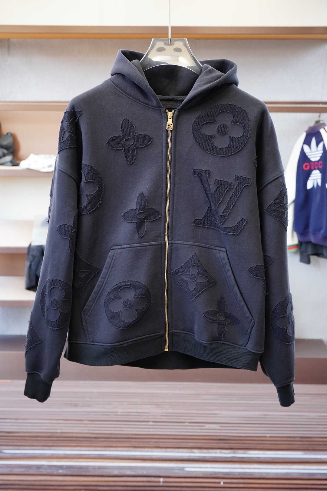 NO:566461,LV-Louis Vuitton-new in the autumn and winter series, 450g cotton jacquard plus velvet hooded sweatshirt. This sweatshirt is made of custom imported air-layer knitted cotton. The fabric feels light, delicate, soft and waxy, and has a superior stiffness. The terry texture inside is closely arranged like fish scales. It is close to the skin, warm and breathable without any prickly feeling! The cuffs and hem are spliced ​​with dyed knitted ribs, making the wearer more handsome and stylish! The front of the body is decorated with patterns, carefully embroidered with top-notch craftsmanship, and matched with brand embellishments, showing both luxury class and fashion sense! The basic and casual round-neck cut has a significant effect of slimming down and hiding body fat. It can control your daily casual wear. There is no gender limit and the same style is recommended for men and women! Size M-3XL,,louis vuitton,hoodie,sweatshirts,hats,alexander wang19860909Lv-路意威登-秋冬系列上新 棉质450克提花加绒连帽卫衣 此款卫衣衫选用定制进口空气层针织棉布制成,该面料手感轻薄细腻软糯,同时兼顾优越的挺括感,内里如同鱼鳞般紧密排列的毛圈肌理,贴肤保暖透气毫无扎刺感可言！袖口以及下摆同缸色染针织罗纹拼接,令着身者更加帅气有型！衣身正面由图案装饰,采用顶级工艺精心刺绣,搭配品牌点缀,将奢华档次与时尚感都展现了出来！基础休闲的圆领版型剪裁,着穿显瘦藏肉效果显著,能够驾驭你日常各种休闲着装穿法,无性别身材的限定,男女同款推荐！ 尺码M-3XL,,louis vuitton,hoodie,sweatshirts,hats,alexander wang,Men's clothing