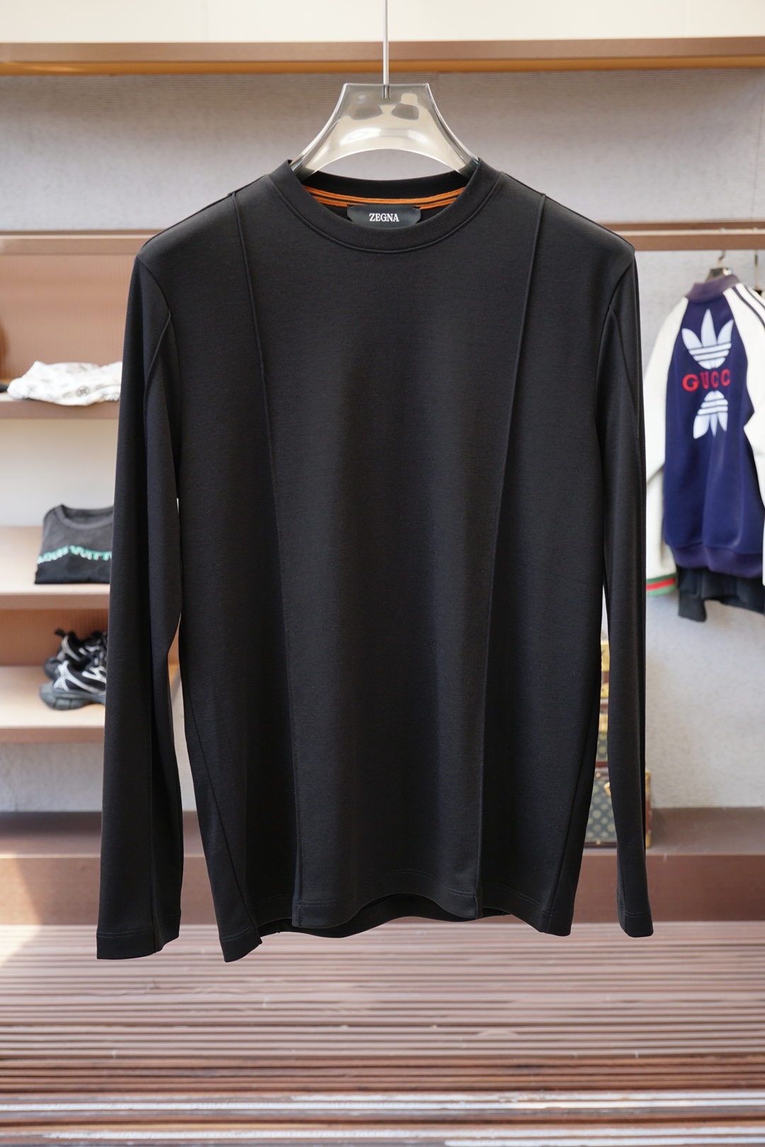 NO:570478,Zegna-Zegna 2025ss new autumn and winter men's long-sleeved casual bottoming shirt, order from foreign trade company!  It is one of Zegna’s classic proprietary fabrics!  Customized original pure cotton fabric!  Back logo design!  The texture is warm, soft and delicate to the touch, but the shape is straight and stylish!  Details, extreme luxury...perfect interpretation of high-quality appearance. Sizes M-3XL,,zegna,alexander wang19860909杰尼亚-Zegna 2025ss秋冬新品男士长袖休闲打底衫,外贸公司订单！是杰尼亚经典的专有织物之一！ 定制原版纯棉面料！后幅logo设计！质地保暖,触感又柔软细腻、但型态又笔挺有型！细节、奢华极致…完美演绎高品质品相.尺码M-3XL,,zegna,alexander wang,Men's clothing