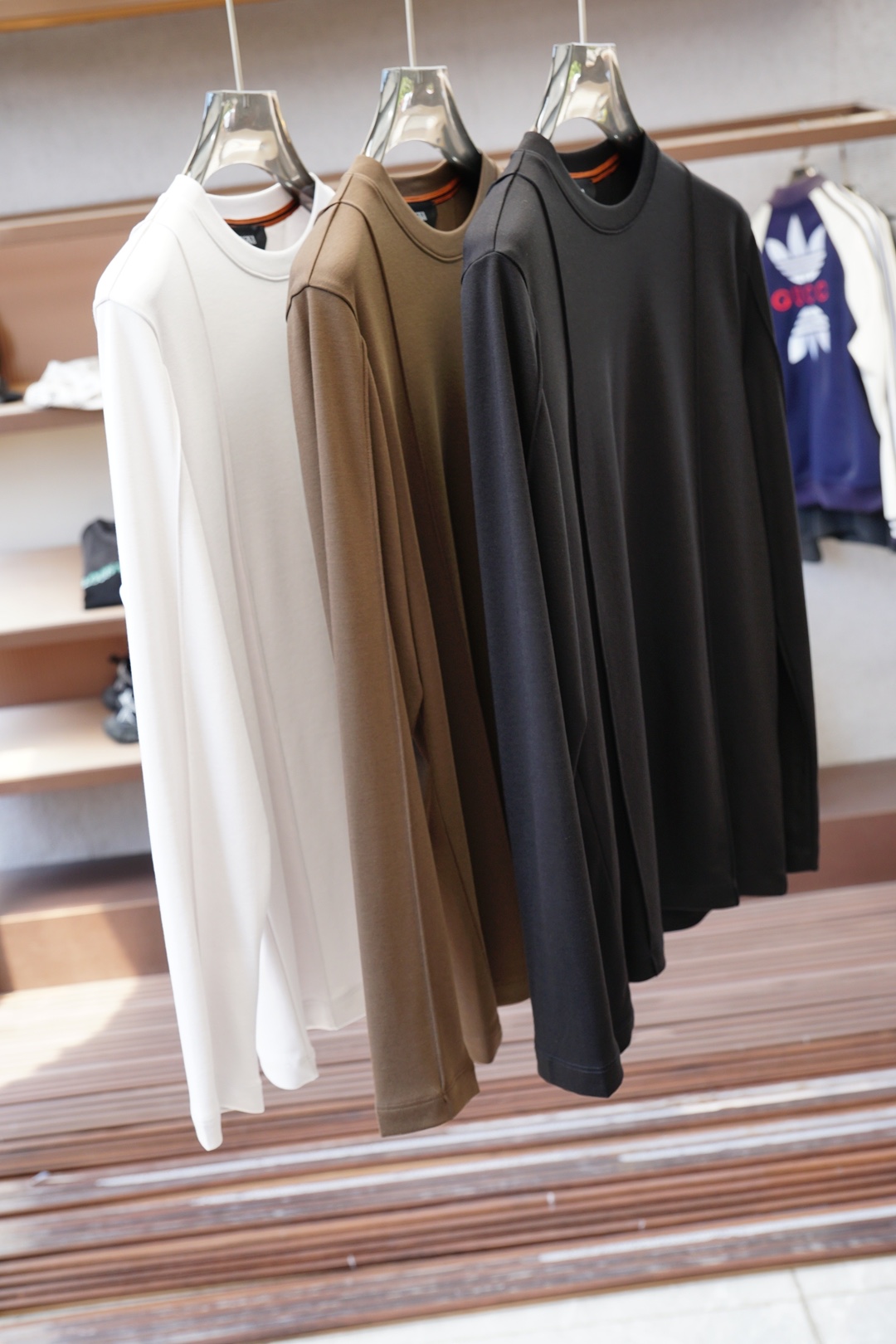 NO:570480,Zegna Zegna 2025ss new autumn and winter men's long-sleeved casual bottoming shirt, order from foreign trade company!  It is one of Zegna’s classic proprietary fabrics!  Customized original pure cotton fabric!  Back logo design!  The texture is warm, soft and delicate to the touch, but the shape is straight and stylish!  Details, extreme luxury...perfect interpretation of high-quality appearance. Sizes M-3XL,,zegna,alexander wang19860909Zegna 杰尼亚2025ss秋冬新品男士长袖休闲打底衫,外贸公司订单！是杰尼亚经典的专有织物之一！ 定制原版纯棉面料！后幅logo设计！质地保暖,触感又柔软细腻、但型态又笔挺有型！细节、奢华极致…完美演绎高品质品相.尺码M-3XL,,zegna,alexander wang,Men's clothing