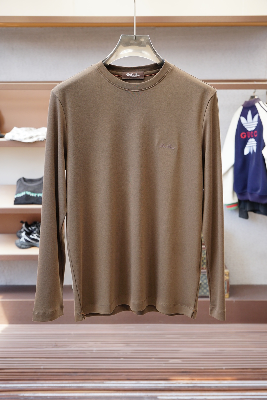 NO:570470,LP Loropiana 2025ss new autumn and winter long-sleeved T-shirt bottoming shirt, in full condition!  The craftsmanship is designed with logo embroidery on the chest!  The upper body is comfortable and breathable, not stiff, and the whole body has a rich three-dimensional sense. Quality export order, customized and exclusive long-staple cotton fabric tailoring, to meet the simple needs of commuters for dressing. Sizes M-3XL, loro piana, loro piana, tees, t-shirt, alexander wang19860909LP Loropiana 2025ss秋冬新款长袖T恤打底衫,全品相！工艺采用胸前logo 刺绣设计！上身舒适透气,不僵硬,整体有着丰富的立体感,品质出口订单,定制专属长绒棉面料剪裁,满足通勤人们对于着装的简约需求.尺码M-3XL,,loro piana,loro piana,tees，t-shirt,alexander wang,Men's clothing