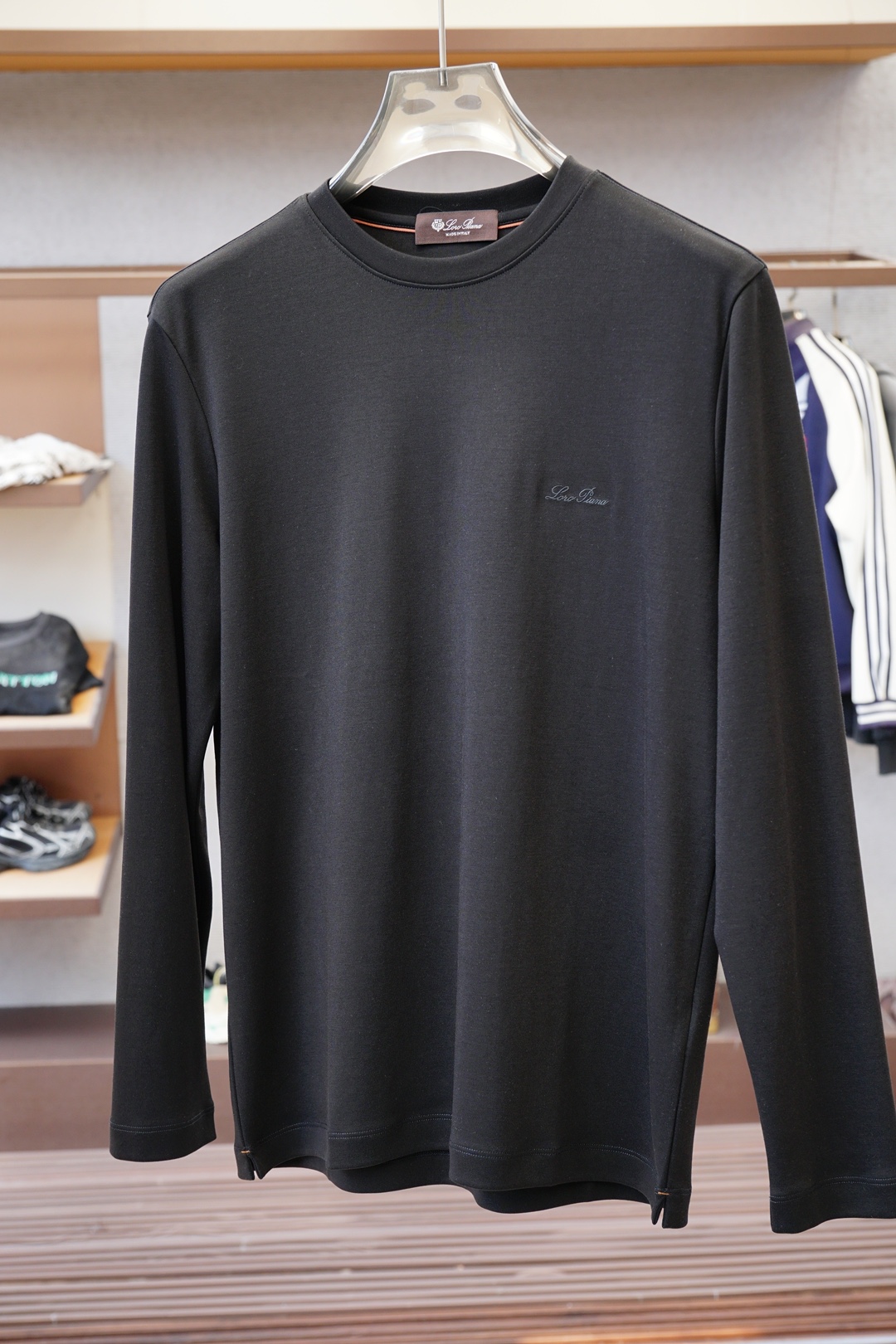 NO:645430,LP/Loropiana 2025ss new autumn and winter long-sleeved T-shirt bottoming shirt, in full condition!  The craftsmanship is designed with logo embroidery on the chest!  The upper body is comfortable and breathable, not stiff, and the whole body has a rich three-dimensional sense. Quality export order, customized and exclusive long-staple cotton fabric tailoring, to meet the simple needs of commuters for dressing. Sizes M-3XL, loro piana, loro piana, tees, t-shirt, alexander wang19860909LP/Loropiana 2025ss秋冬新款长袖T恤打底衫,全品相！工艺采用胸前logo 刺绣设计！上身舒适透气,不僵硬,整体有着丰富的立体感,品质出口订单,定制专属长绒棉面料剪裁,满足通勤人们对于着装的简约需求.尺码M-3XL,,loro piana,loro piana,tees，t-shirt,alexander wang,Men's clothing