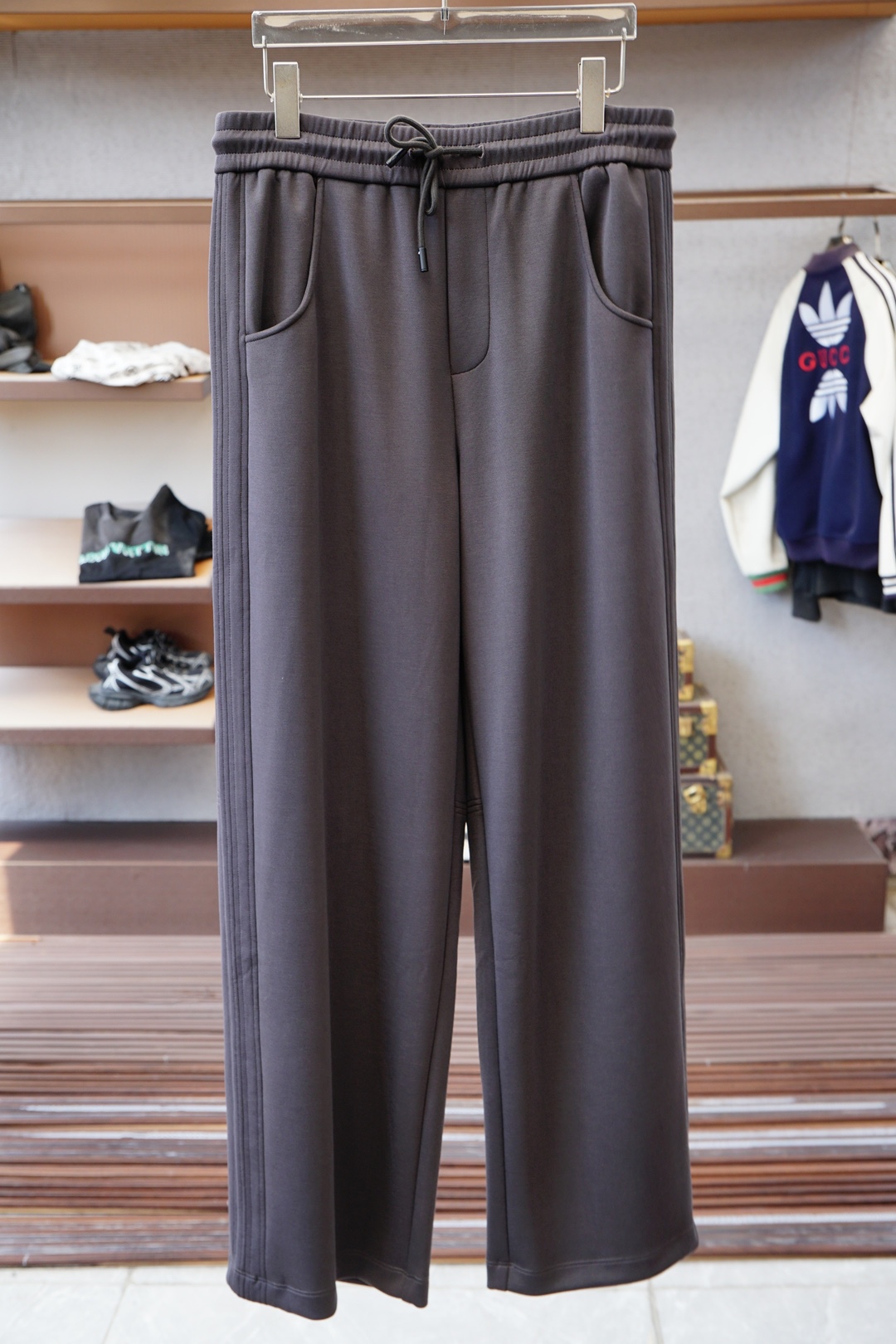 NO:566490,Prada - FW new products are now on the market. High-quality and trendy vane 16827KQM996300008. Selected and customized high-end long-staple cotton fabrics. Contains modal to enhance comfort. It is neither monotonous nor boring, adding a layer of elegance to the whole. Fine stitching and routing details. The overall line is smooth and not skewed. Small details reflect the big effect and add a fashionable atmosphere. Specially tailored tailoring and comprehensive ergonomics. Simple, fashionable and modern trend. 2 colors.  Super cost-effective, quality control and texture details are comparable to first-tier brand factories. Highly recommended (P series), size S—4XL, prada, prada, alexander wang19860909Prada普拉达-FW新品火爆上市啦 高品质量潮流风向标 16827KQM996300008 精选定制高端长绒棉面料 内含莫代尔 增强舒适度 不单调不乏味整体更添一层雅致格调 精细针法走位 走线细节设计整体线条流畅不歪斜 小细节体现大作用 增添了时尚气息 版型特调剪裁综合人体工学 简约时尚现代潮流 2色齐发 超高性价比 品控质感细节类比超一线品牌工厂 爆肝推荐（P家系列） 码数Ｓ—-4XL,,prada,prada,alexander wang,Men's clothing