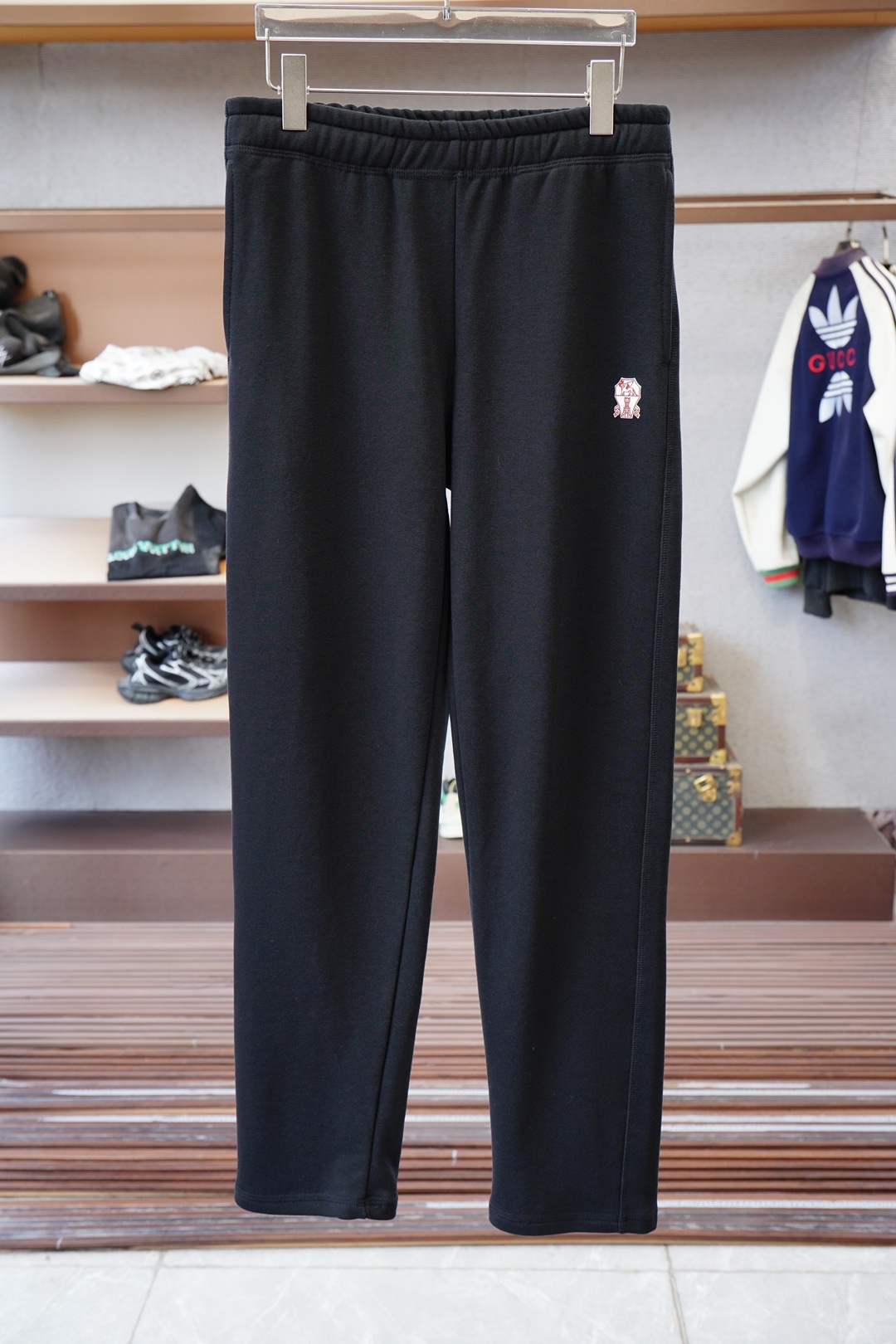 NO:566494,=-BC/Aima Shijia Autumn/High-end gray Luxurious straight sweatpants Brand genetic element horse logo Simple and eye-catching Semi-fitted version design Simple and comfortable Customized 340g double-ply double yarn heavy sweatshirt fabric Soft, comfortable and not easy to deform Breathable and skin-friendly Style Natural and elegant men's versatile item Simple and elegant Atmosphere and extraordinary style Color Black Smoke Gray Dark Gray  Code number 30-32-34-36-38-40,,hermes,hoodie,sweatshirts,alexander wang19860909=-BC/爱马世家  秋季 /高级灰 奢纯直口卫裤 品牌基因元素马标 简约醒目 半合体版型设计 简单舒适 定制340克双股 双纱重磅卫衣面料 轻柔 舒适不易变形 透气亲肤 有型 自然儒雅男士百搭单品 简约优雅 大气不凡格调 颜色 黑色 烟灰 深灰 码数30-32-34-36-38-40,,hermes,hoodie,sweatshirts,alexander wang,Men's clothing