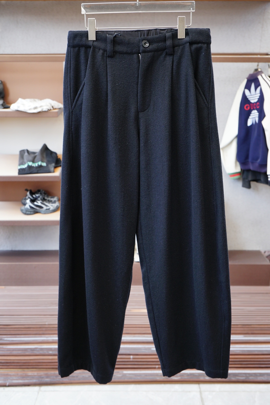 NO:566486,Prada Prada - 25 years of simple, high-end, light luxury style, classic mulberry silk Tencel modal pension trousers/cut design for men, simple and not simple commuting. Symbolizing comfort and elegance!  !  Full of style. Super stylish, simple and comfortable!  It feels gentle to the touch, delicate to the touch, super soft and breathable, just right for this season, very high-end, and rich in design, and the upper body effect is great!  Produced by the original factory, recommended for the first time in the industry, with a simple design, it can completely settle the impatience in men's hearts and add that unique fashion charm. It is more suitable for men who have experienced various vicissitudes of life!  Moreover, the logo of the latest embroidery series is integrated into the front pocket. This series of items can be said to be completely tailor-made for urban men. In addition to high-end classics, they also take into account fashionable temperament, showing a strong retro atmosphere and nostalgic style. It has a unique charm and full sense of style. It conveys personality and fashionable temperament charm in traditional high-standard business and leisure, highlights exquisiteness and fashionable charm, and highlights its own specifications and grades. A must-have classic high-end series!,, prada, prada, alexander  wang19860909Prada普拉达-25年简约高端轻奢范经典桑蚕丝天丝莫代尔养老西裤/版型裁剪设计男士通勤简约不简单.象征着舒适、优雅！！十足腔调.超有型,简洁舒适！手感温和、触感细腻,超柔和透气,正适合这个时节,非常高档,及其富有设计感,上身效果非常棒！原厂代工出品,业内首发推荐,简约的设计,它可以将男人心中那种浮躁彻底沉淀,增添那种独特的时尚魅力,它更加适合那种已经经历过各种沧桑岁月的男士！并且前口袋部其中融入了最新的刺绣系列的标志,这个系列的单品可以说是完全为都市型男量身定做,高级经典之外,并且兼顾时髦气质,尽显浓郁的复古气息和怀旧风情,有着一股独特的韵味,格调感十足,与传统的高规商务休闲中,传递个性与时髦气质魅力,凸显精致与时尚魅力,彰显自身的规格档次所在.必入的经典高端系列!,,prada,prada,alexander wang,Men's clothing