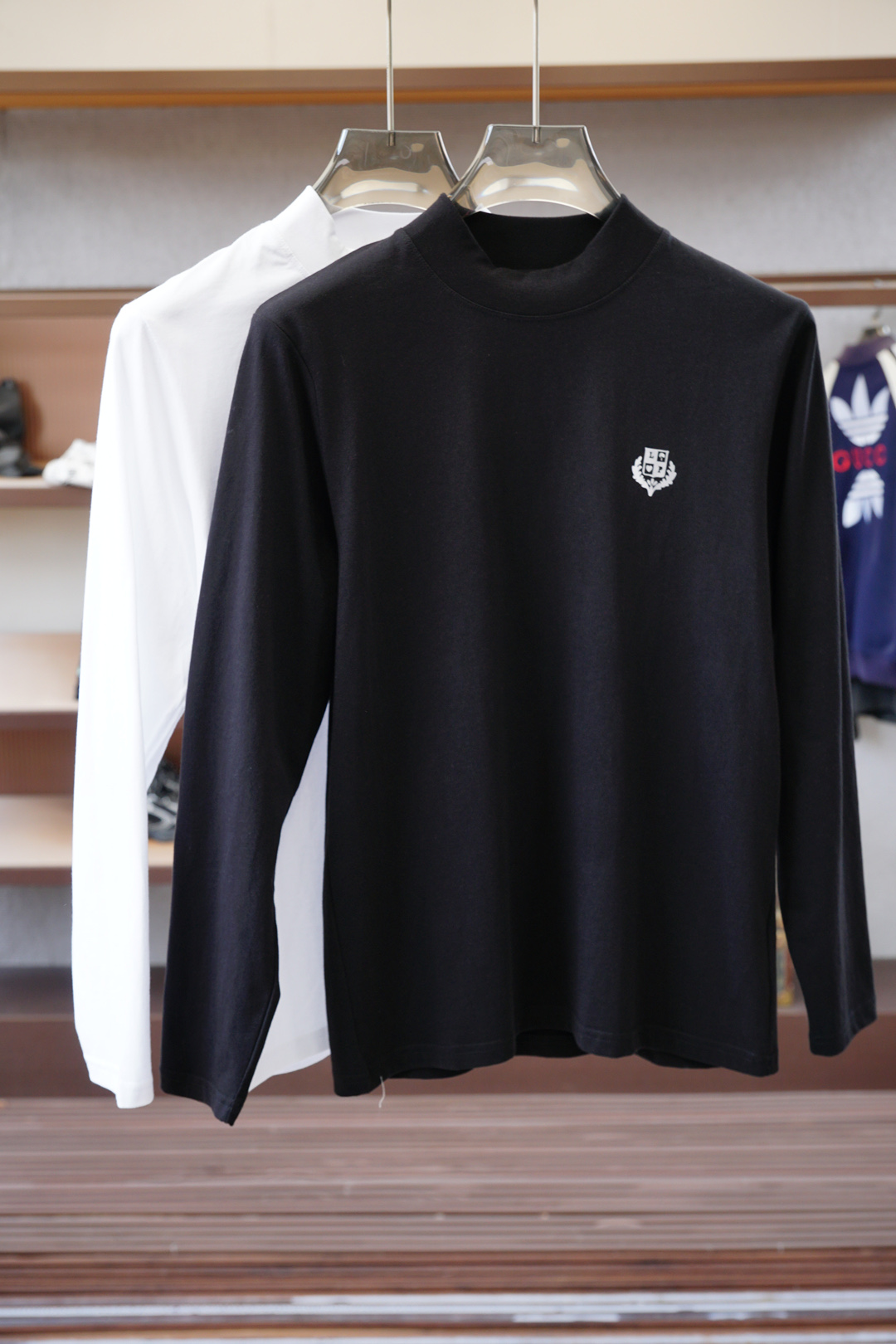 NO:566440,,LP- Spring and Autumn Hot Style...!  LORO PI*NA Italian old money style / white light luxury LOGO semi-high collar bottoming T-shirt simple luxury solid color clean and tidy... natural material texture casual and stylish selected Xinjiang super soft long-staple cotton skin-friendly and breathable comfortable hand feeling full of pure cotton texture... simple and elegant color black white  Size 48-50-52-54-56-58-60 (48-58 sizes are recommended for 110-230 pounds and can be worn), loro piana, loro piana, tees, t-shirt, alexander wang19860909,LP- 春秋 爆款……！ LORO PI*NA 意式老钱风/ 白色 轻奢LOGO标半高领打底T恤 简奢纯色 干净利落…… 天然材质质感 休闲有型 精选新疆超柔长绒棉 亲肤透气 手感舒适 纯棉质感满满…… 简约大气 斯文优雅 颜色黑色 白色  码数48-50-52-54-56-58-60（48-58码主推110-230斤可穿）,,loro piana,loro piana,tees，t-shirt,alexander wang,Men's clothing