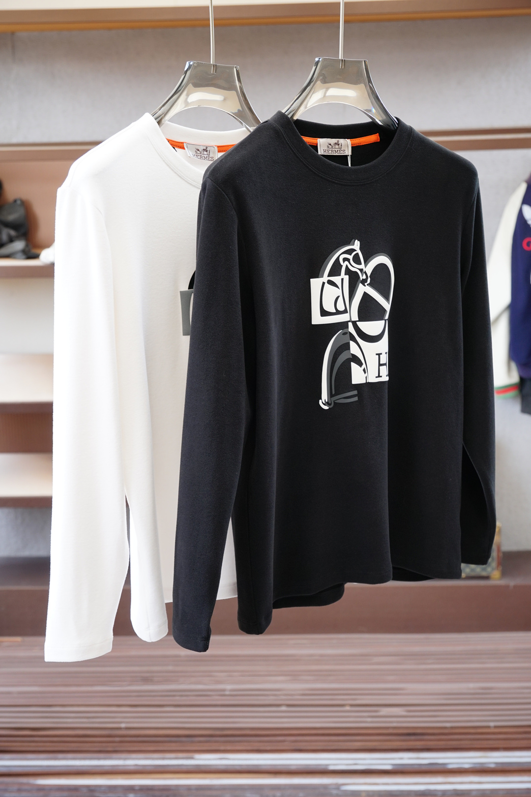 NO:566434,; Autumn and winter HRM Hermès Maison French simple and elegant casual style Light luxury horse art pattern German velvet bottoming shirt Simple brand handsome horse head art design elements Different materials Three-dimensional relief foam printing effect High luxury and exquisite atmosphere Elegant style casual Simple luxury solid color Natural texture casual Customized German velvet German high-tech thermal fiber Give you cashmere-like care...! Color black white  Size 48-50-52-54-56-58-60 (48-58 sizes are recommended for 110-230 pounds and can be worn), hermes, alexander wang19860909； 秋冬 HRM 爱马仕世家 法式简约优雅休闲风 轻奢骏马艺术图案德绒打底衫 简约品牌俊马头艺术设计元素 不同材质 立体浮雕发泡印花效果 高奢精致 大气 优雅格调休闲 简奢纯色 天然质感休闲 定制德绒 德国高科技保暖纤维 给您羊绒般的呵护……! 颜色黑色 白色 码数48-50-52-54-56-58-60（48-58码主推110-230斤可穿）,,hermes,alexander wang,Men's clothing