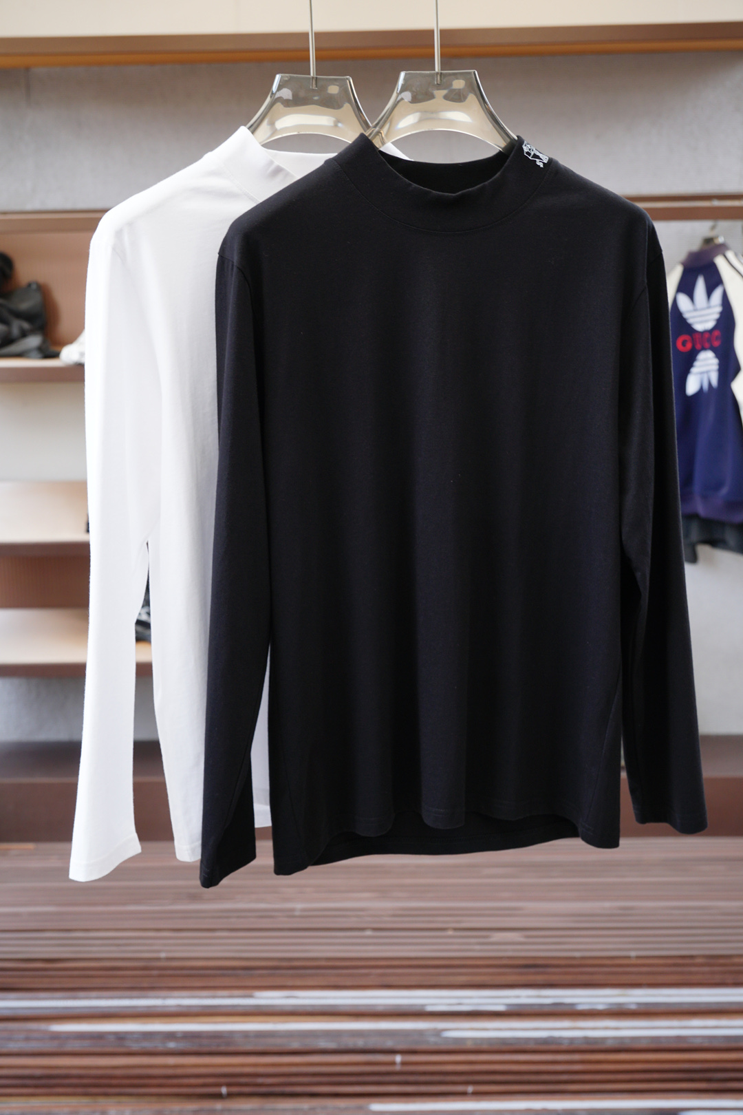 NO:566428,- Spring and Autumn Hot Style...!  BC Italian old money style light luxury pure cotton half turtleneck bottoming shirt T-shirt simple luxury solid color clean... natural texture casual selected Xinjiang super soft long-staple cotton skin-friendly and breathable comfortable feel full cotton texture... simple and elegant elegant color black white  Size 48-50-52-54-56-58-60 (48-58 sizes are recommended for 110-230 pounds and can be worn),,tees,t-shirt,alexander wang19860909- 春秋 爆款……！ BC 意式老钱风 轻奢纯棉半高领打底衫T恤 简奢纯色 干净…… 天然质感休闲 精选新疆超柔长绒棉 亲肤透气 手感舒适 纯棉质感满满…… 简约大气 斯文优雅 颜色黑色 白色  码数48-50-52-54-56-58-60（48-58码主推110-230斤可穿）,,tees，t-shirt,alexander wang,Men's clothing