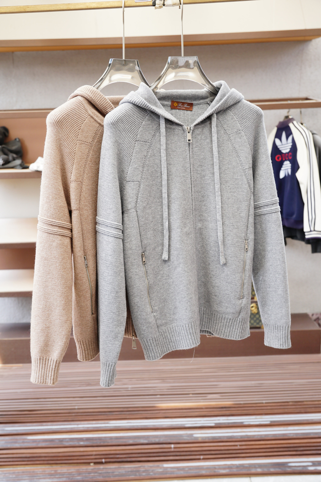 NO:566413,, LP new autumn and winter cardigan hooded sweater!  High-quality knitted cotton wool, simple but not simple. Casual round neck style, easy to match on the street for daily use. Fine workmanship, fine and even stitching, not easy to get off line. Color black gray code size M-4XL, loro piana, sweaters, hats, alexander wang19860909,LP秋冬新款开衫连帽毛衣！优质针织棉羊毛,简约而不简单.休闲圆领款式,日常搭配出街轻松搭配.做工精细 针脚细密均匀,不易脱线. 颜色黑色 灰色 码数M-4XL,,loro piana,sweaters,hats,alexander wang,Men's clothing