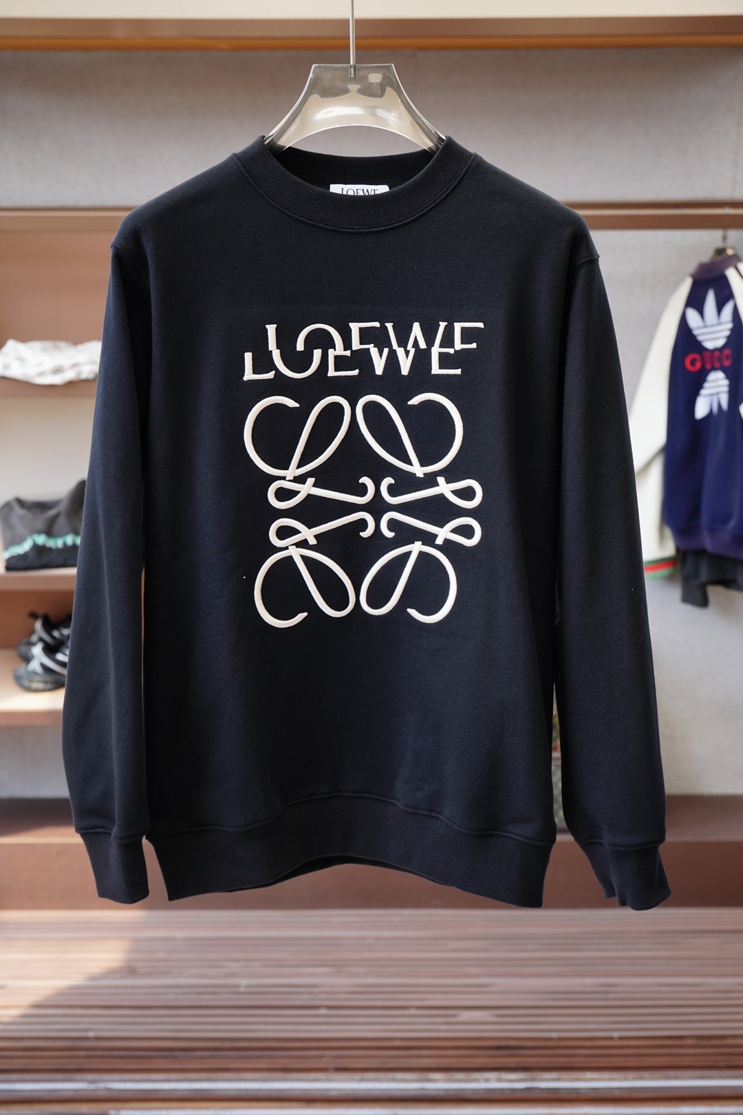 NO:570499,- Loewe - 2025 Autumn Style This sweatshirt is knitted with pure cotton, and the Loewe on the chest is in the 2025 autumn and winter show fashion. It can be made into various shapes. The imported air cotton is comfortable and soft, suitable for the loose-fitting round neck in autumn and winter. This type of sweatshirt is loose and comfortable, very comfortable to wear, and can also show a casual sense of fashion. The logo printing on the chest highlights the brand charm, XS-  L,,loewe,loewe,hoodie,sweatshirts,alexander wang19860909- 罗意威Loewe-2025秋款 本款卫衣衫以素净棉质针织,胸前Logo2025 秋冬秀场风尚,可为各式造型,进口空气棉舒适柔软细呢,适合秋冬季节宽松版型的圆领,这种版型的卫衣宽松舒适,穿着非常自在,同时也能够展现出随性的时尚感.胸前Logo印花彰显品牌魅力、XS- L,,loewe,loewe,hoodie,sweatshirts,alexander wang,Men's clothing