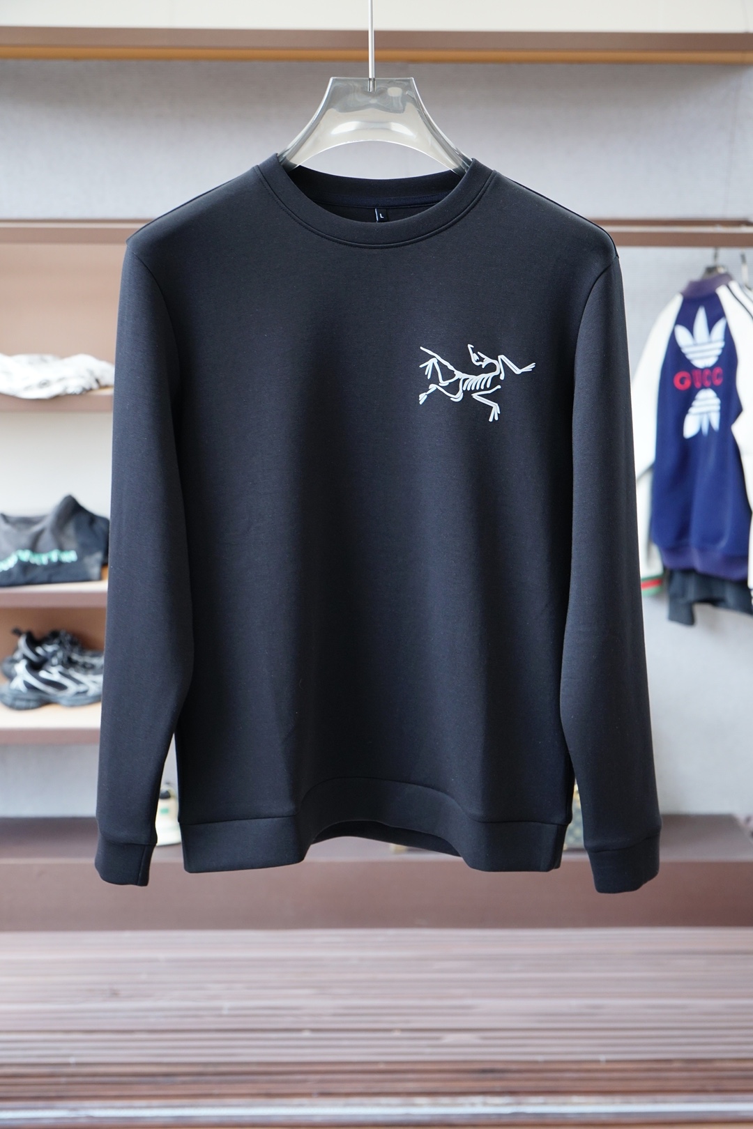 NO:570489,- Archaeopteryx 12025 Autumn Style This sweatshirt is made of pure cotton knitting, with Logo on the chest. It is in the autumn and winter show fashion of 2025. It can be used in various styles. The imported air cotton is comfortable and soft, suitable for loose-fitting round necks in autumn and winter. This type of sweatshirt is loose and comfortable, very comfortable to wear, and can also show a casual sense of fashion. The logo printing on the chest highlights the brand charm, XS-  L,arc'teryx,hoodie,sweatshirts,alexander wang19860909- 始祖鸟12025秋款 本款卫衣衫以素净棉质针织,胸前Logo2025 秋冬秀场风尚,可为各式造型,进口空气棉舒适柔软细呢,适合秋冬季节宽松版型的圆领,这种版型的卫衣宽松舒适,穿着非常自在,同时也能够展现出随性的时尚感.胸前Logo印花彰显品牌魅力、XS- L,arc'teryx,hoodie,sweatshirts,alexander wang,Men's clothing