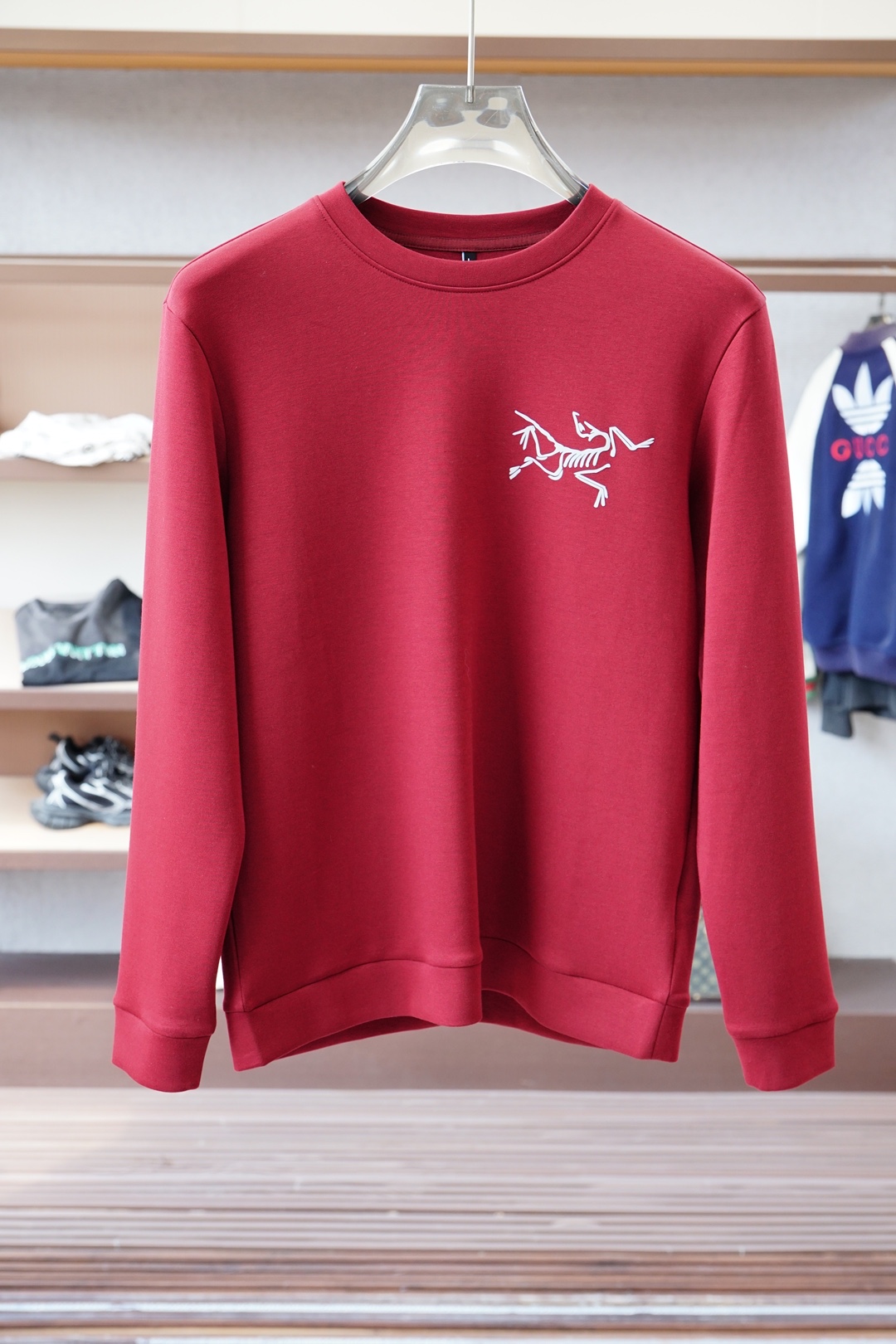 NO:570486,- Arc'teryx - 2025 Autumn Style This sweatshirt is knitted with pure cotton, and the logo on the chest is the 2025 autumn and winter show fashion. It can be used in various styles. The imported air cotton is comfortable and soft, and is suitable for loose-fitting round necks in autumn and winter. This type of sweatshirt is loose and comfortable, very comfortable to wear, and can also show a casual sense of fashion. The logo printing on the chest highlights the brand charm, XS-  L,arc'teryx,hoodie,sweatshirts,alexander wang19860909- 始祖鸟-2025秋款 本款卫衣衫以素净棉质针织,胸前Logo2025 秋冬秀场风尚,可为各式造型,进口空气棉舒适柔软细呢,适合秋冬季节宽松版型的圆领,这种版型的卫衣宽松舒适,穿着非常自在,同时也能够展现出随性的时尚感.胸前Logo印花彰显品牌魅力、XS- L,arc'teryx,hoodie,sweatshirts,alexander wang,Men's clothing