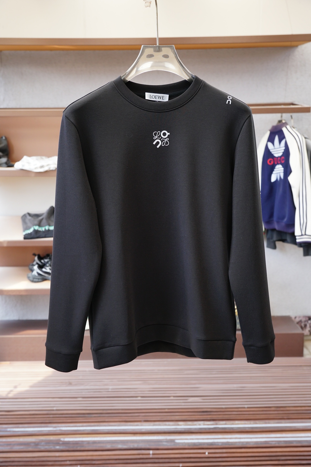 NO:570483,- Loewe - 2025 Autumn Style This sweatshirt is knitted with pure cotton, and the Loewe on the chest is in the 2025 autumn and winter show fashion. It can be made into various shapes. The imported air cotton is comfortable and soft, suitable for the loose-fitting round neck in autumn and winter. This type of sweatshirt is loose and comfortable, very comfortable to wear, and can also show a casual sense of fashion. The logo printing on the chest highlights the brand charm, XS-  L,,loewe,loewe,hoodie,sweatshirts,alexander wang19860909- 罗意威Loewe-2025秋款 本款卫衣衫以素净棉质针织,胸前Logo2025 秋冬秀场风尚,可为各式造型,进口空气棉舒适柔软细呢,适合秋冬季节宽松版型的圆领,这种版型的卫衣宽松舒适,穿着非常自在,同时也能够展现出随性的时尚感.胸前Logo印花彰显品牌魅力、XS- L,,loewe,loewe,hoodie,sweatshirts,alexander wang,Men's clothing