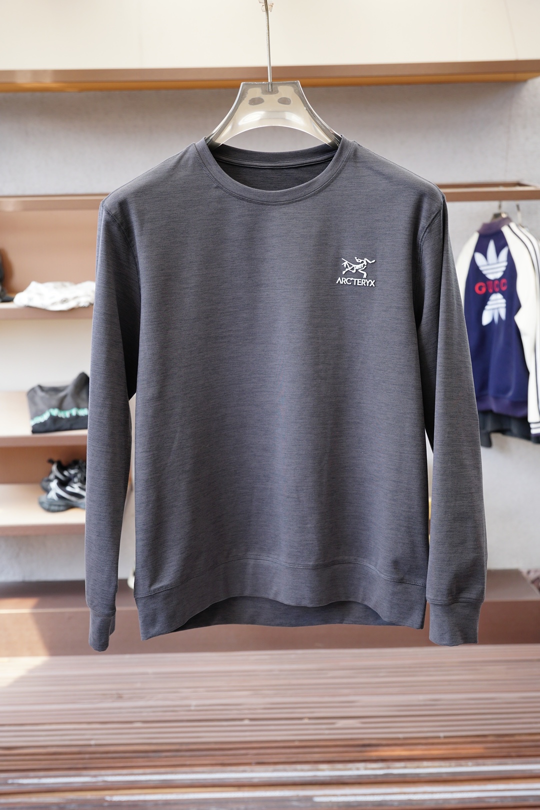 NO:568487,- Arc'teryx - 2025 new autumn and winter bottoming shirts are imported from imported high-weight pure cotton yarn fabrics, which are comfortable, soft and delicate, and have strong warmth retention properties. The classic logo of the house is exquisitely embroidered on the chest. Color: black blue. Size: M-3xl, arc'teryx, alexander wang19860909- 始祖鸟-2025年秋冬新款打底衫客供进口高克重纯棉纱线面料舒适柔软细腻,保暖性能强.胸前精工刺绣家经典logo.颜色黑色蓝色尺码M-3xl,arc'teryx,alexander wang,Men's clothing