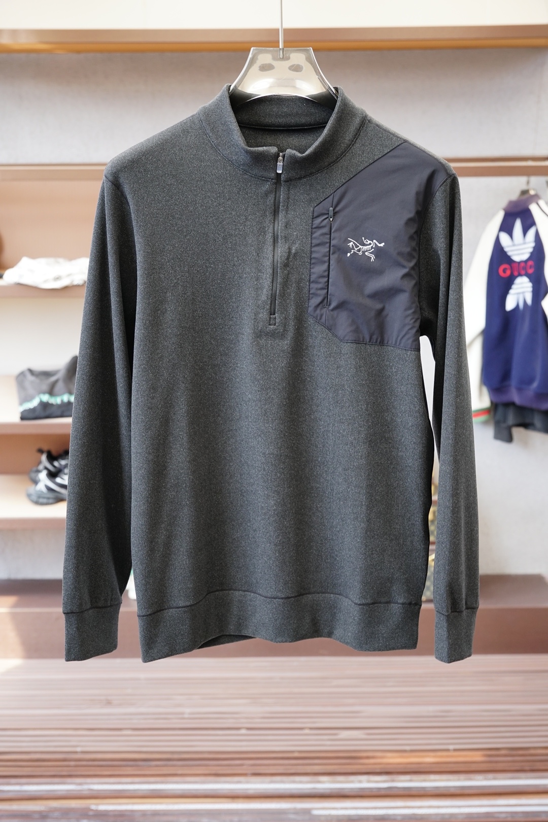 NO:568470,- Arc'teryx - Autumn and winter outdoor men's RHO LT series sports fitness casual stretch super soft lightweight knitted long-sleeved shirt, thin velvet lining pullover round neck seamless taped zipper pocket fleece bottoming shirt, a practical style that keeps the base warm and can be worn outside!  The technical fabric lining is super soft, light and brushed, the functional version is extremely warm, moisture-wicking, highly elastic, skin-friendly and comfortable!  Collar taping and gluing process, chest pocket laser positioning cutting and gluing!  Reflective laminated logo, the whole piece of clothing has 4 needles and 6 threads, all high-elastic elastic threads, matching the fabric properties!  !  It makes the whole garment stretch without any pressure!  , feels soft and comfortable, has high-quality stretchability, reduces skin friction, and is very comfortable next to the body!  It's OK to wear outside or inside! Size M-3XL,,arc'teryx,alexander wang19860909- 始祖鸟-秋冬户外男士RHO LT系列运动健身休闲弹力超柔轻量针织长袖衫,薄绒内里套头圆领无缝压胶拉链口袋抓绒打底衫,打底保暖可外穿的实穿款！科技面料内里超柔轻薄拉绒,功能版型极度保暖,吸湿排汗,高弹亲肤舒适！领口压条压胶工艺,胸前口袋激光定位切割压胶！反光压胶logo,整件衣服全4针6线走线,全部高弹丝弹力线,配合面料属性！！使得整件衣服伸张毫无压力！,触感糯软舒适,具有优质的拉伸性,减少肌肤摩擦感,贴身非常舒适！外穿内搭都OK! 码数 M-3XL,,arc'teryx,alexander wang,Men's clothing