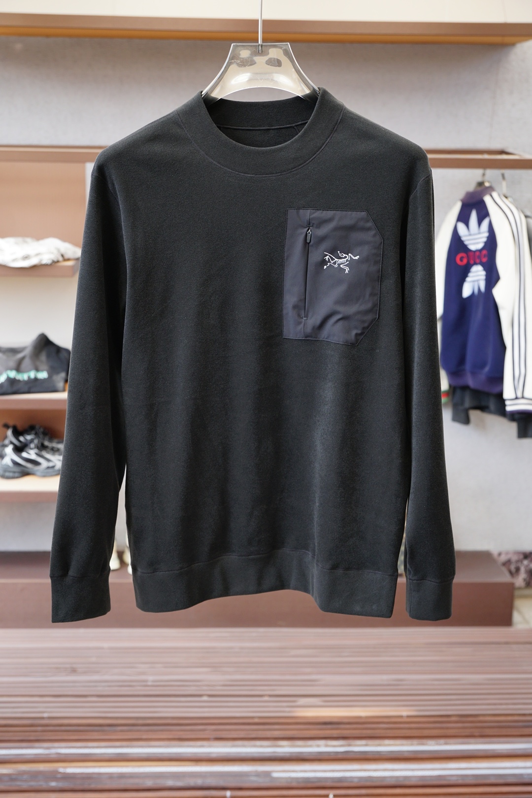 NO:568452,Arc'teryx/2025 new autumn and winter bottoming shirts are made of imported colored velvet fabrics. The high-weight fabrics are comfortable, soft and delicate, and have strong warmth retention properties. The classic embroidered logo on the chest is exquisite. Color: black blue. Size: M-3xl, arc'teryx, alexander wang19860909始祖鸟/2025年秋冬新款打底衫客供进口彩肤绒面料,高克重面料舒适柔软细腻,保暖性能强.胸前精工刺绣家经典logo.颜色黑色蓝色尺码M-3xl,arc'teryx,alexander wang,Men's clothing