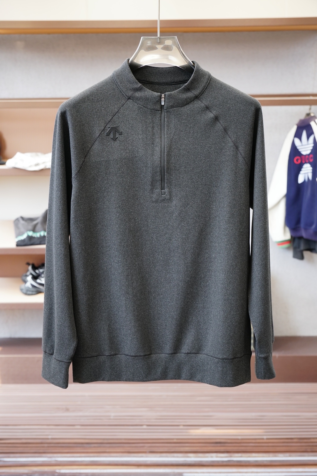 NO:568465,- Descente - Autumn and winter outdoor men's RHO LT series sports fitness casual stretch super soft lightweight knitted long-sleeved shirt, thin velvet lining pullover round neck seamless taped zipper pocket fleece bottoming shirt, a practical style that keeps the base warm and can be worn outside!  The technical fabric lining is super soft, light and brushed, the functional version is extremely warm, moisture-wicking, highly elastic, skin-friendly and comfortable!  Collar taping and gluing process, chest pocket laser positioning cutting and gluing!  Reflective laminated logo, the whole piece of clothing has 4 needles and 6 threads, all high-elastic elastic threads, matching the fabric properties!  !  It makes the whole garment stretch without any pressure!  , feels soft and comfortable, has high-quality stretchability, reduces skin friction, and is very comfortable next to the body!  It’s OK to wear outside or inside! Size M-3XL,,,alexander wang19860909- 迪桑特-秋冬户外男士RHO LT系列运动健身休闲弹力超柔轻量针织长袖衫,薄绒内里套头圆领无缝压胶拉链口袋抓绒打底衫,打底保暖可外穿的实穿款！科技面料内里超柔轻薄拉绒,功能版型极度保暖,吸湿排汗,高弹亲肤舒适！领口压条压胶工艺,胸前口袋激光定位切割压胶！反光压胶logo,整件衣服全4针6线走线,全部高弹丝弹力线,配合面料属性！！使得整件衣服伸张毫无压力！,触感糯软舒适,具有优质的拉伸性,减少肌肤摩擦感,贴身非常舒适！外穿内搭都OK! 码数 M-3XL,,,alexander wang,Men's clothing