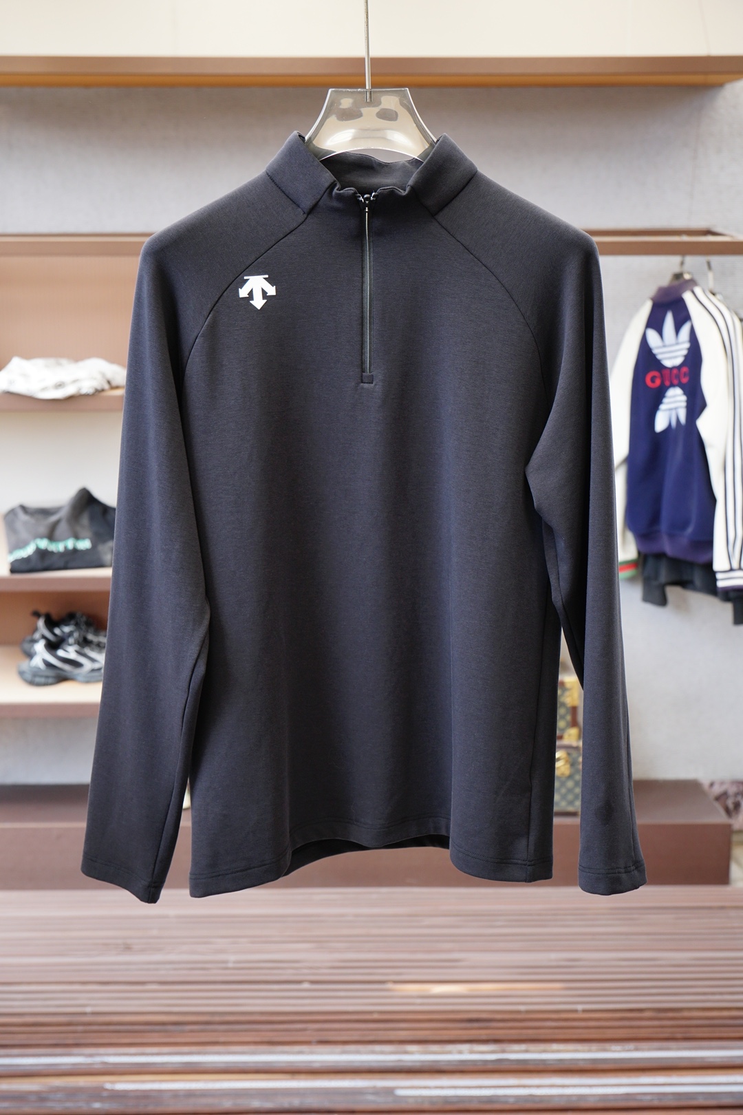 NO:568460,Descente - Autumn and winter outdoor men's RHO LT series sports fitness casual stretch super soft lightweight knitted long-sleeved shirt, thin velvet lining pullover round neck seamless taped zipper pocket fleece bottoming shirt, a practical style that keeps you warm and can be worn outside!  The technical fabric lining is super soft, light and brushed, the functional version is extremely warm, moisture-wicking, highly elastic, skin-friendly and comfortable!  Collar taping and gluing process, chest pocket laser positioning cutting and gluing!  Reflective laminated logo, the whole piece of clothing has 4 needles and 6 threads, all high-elastic elastic threads, matching the fabric properties!  !  It makes the whole garment stretch without any pressure!  , feels soft and comfortable, has high-quality stretchability, reduces skin friction, and is very comfortable next to the body!  It’s OK to wear outside or inside! Size M-3XL,,,alexander wang19860909迪桑特-秋冬户外男士RHO LT系列运动健身休闲弹力超柔轻量针织长袖衫,薄绒内里套头圆领无缝压胶拉链口袋抓绒打底衫,打底保暖可外穿的实穿款！科技面料内里超柔轻薄拉绒,功能版型极度保暖,吸湿排汗,高弹亲肤舒适！领口压条压胶工艺,胸前口袋激光定位切割压胶！反光压胶logo,整件衣服全4针6线走线,全部高弹丝弹力线,配合面料属性！！使得整件衣服伸张毫无压力！,触感糯软舒适,具有优质的拉伸性,减少肌肤摩擦感,贴身非常舒适！外穿内搭都OK! 码数 M-3XL,,,alexander wang,Men's clothing