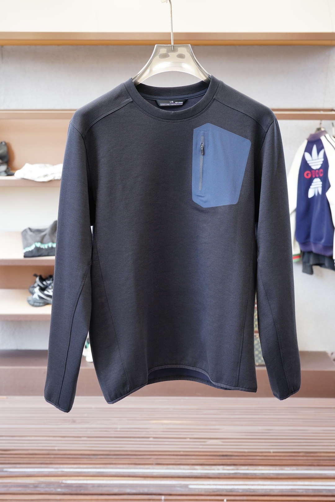 NO:568456,Arc'teryx - Autumn and winter outdoor men's RHO LT series sports fitness casual stretch super soft lightweight knitted long-sleeved shirt, thin velvet lining pullover round neck seamless taped zipper pocket fleece bottoming shirt, a practical style that keeps you warm and can be worn outside!  The technical fabric lining is super soft, light and brushed, the functional version is extremely warm, moisture-wicking, highly elastic, skin-friendly and comfortable!  Collar taping and gluing process, chest pocket laser positioning cutting and gluing!  Reflective laminated logo, the whole piece of clothing has 4 needles and 6 threads, all high-elastic elastic threads, matching the fabric properties!  !  It makes the whole garment stretch without any pressure!  , feels soft and comfortable, has high-quality stretchability, reduces skin friction, and is very comfortable next to the body!  It's OK to wear outside or inside! Size M-3XL,,arc'teryx,alexander wang19860909始祖鸟-秋冬户外男士RHO LT系列运动健身休闲弹力超柔轻量针织长袖衫,薄绒内里套头圆领无缝压胶拉链口袋抓绒打底衫,打底保暖可外穿的实穿款！科技面料内里超柔轻薄拉绒,功能版型极度保暖,吸湿排汗,高弹亲肤舒适！领口压条压胶工艺,胸前口袋激光定位切割压胶！反光压胶logo,整件衣服全4针6线走线,全部高弹丝弹力线,配合面料属性！！使得整件衣服伸张毫无压力！,触感糯软舒适,具有优质的拉伸性,减少肌肤摩擦感,贴身非常舒适！外穿内搭都OK! 码数 M-3XL,,arc'teryx,alexander wang,Men's clothing