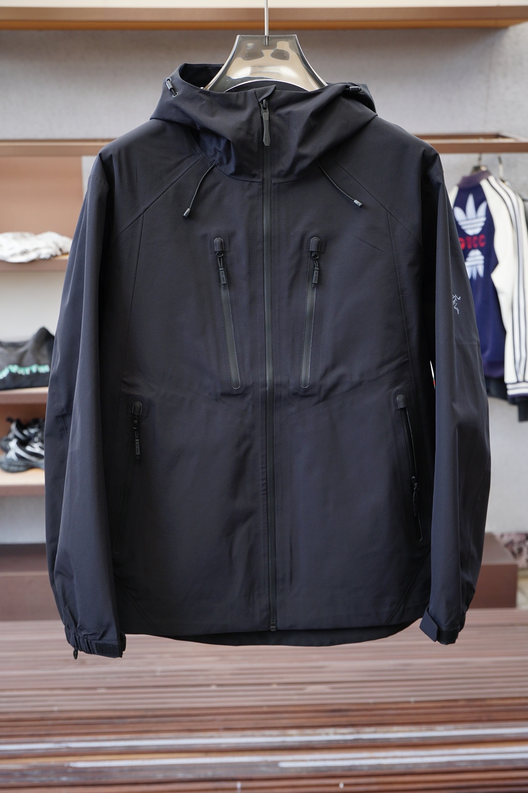 NO:568457,, Arc'teryx M-3XL. Jacket for men and women, the highest version. The windproof performance can effectively block the invasion of wind and keep the body warm. 2. The waterproof performance can prevent rainwater penetration and keep the body dry. 3. The breathable performance allows the sweat and moisture discharged by the body to escape, avoiding stuffiness and discomfort. 4. Durability uses high-strength fabrics with good wear resistance and tear resistance.  5. Versatility is usually equipped with multiple pockets, adjustable hoods and cuffs, etc., making it easy to carry items and adjust wearing comfort.,arc'teryx,hats,alexander wang19860909, 始祖鸟 M-3XL.男女同款冲锋衣,最高版本,防风性能能够有效阻挡风的侵袭,保持身体温暖. 2.防水性能可以防止雨水渗透,保持身体干燥. 3.透气性能允许身体排出的汗水和湿气散发出去,避免闷热和不适. 4.耐用性采用高强度的面料,具有较好的耐磨性和抗撕裂性. 5.多功能性通常配有多个口袋、可调节的帽子和袖口等,方便携带物品和调整穿着舒适度.,arc'teryx,hats,alexander wang,Men's clothing