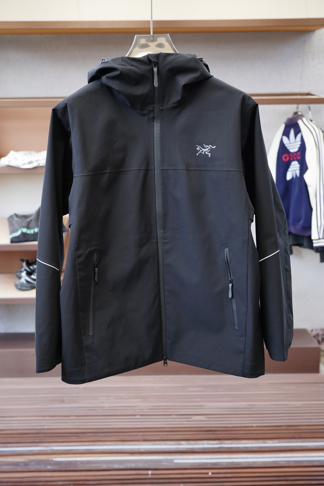 NO:568453,, Arc'teryx M-3XL. Jacket for men and women, the highest version. The windproof performance can effectively block the invasion of wind and keep the body warm. 2. The waterproof performance can prevent rainwater penetration and keep the body dry. 3. The breathable performance allows the sweat and moisture discharged by the body to escape, avoiding stuffiness and discomfort. 4. Durability uses high-strength fabrics with good wear resistance and tear resistance.  5. Versatility is usually equipped with multiple pockets, adjustable hoods and cuffs, etc., making it easy to carry items and adjust wearing comfort.,arc'teryx,hats,alexander wang19860909、 始祖鸟 M-3XL.男女同款冲锋衣,最高版本,防风性能能够有效阻挡风的侵袭,保持身体温暖. 2.防水性能可以防止雨水渗透,保持身体干燥. 3.透气性能允许身体排出的汗水和湿气散发出去,避免闷热和不适. 4.耐用性采用高强度的面料,具有较好的耐磨性和抗撕裂性. 5.多功能性通常配有多个口袋、可调节的帽子和袖口等,方便携带物品和调整穿着舒适度.,arc'teryx,hats,alexander wang,Men's clothing