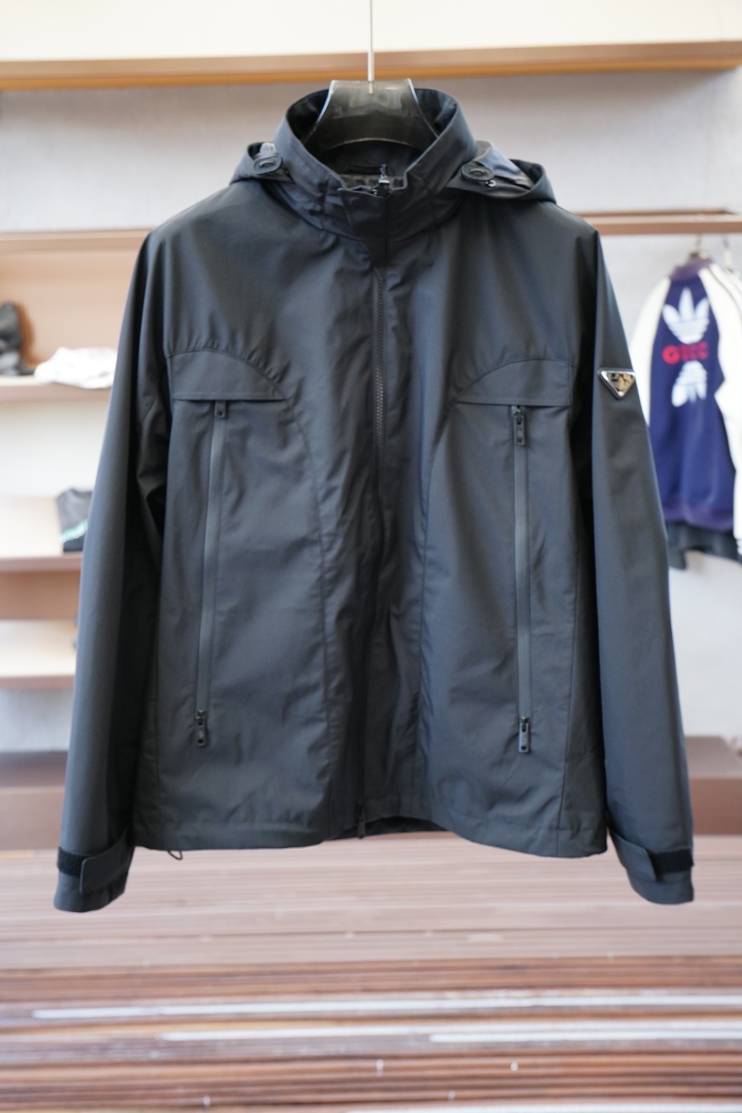 NO:570568,- Prada/New P Re-Nylon recycled nylon material contrasting zipper fly stand-collar jacket, men's lightweight jacket with metal triangle logo on the chest. Ordered from the same channel in Romania, the most anticipated high-quality goods are coming, contrasting zipper fly design, classic urban outdoor casual business style, full of craftsmanship and appearance!  Adhering to the consistent hot-selling classic jacket style, this style is indeed more attractive than before. It has a contrasting zipper placket, iconic metal triangle logo embellishment on the chest, and recycled nylon waterproof fabric. It is specially made for outdoor use. It can be said that the whole body is eye-catching 360 degrees. It perfectly enhances the grade of the entire jacket, and you can get a sense of high-end luxury at a glance!  The custom-made metal zipper is engraved with a clear and exquisite brand LOGO. It is suitable for all men and all occasions. It can be said to be the most functional jacket for commuting. The P family's unique technical nylon material has a subtle touch and an attractive gloss, and the upper body comfort is absolutely top-notch. Coupled with the top-notch craftsmanship and the processing of various details, it is the representative of the P family's craftsmanship. The creation of such details is enough to make people intuitively and three-dimensionally feel the grade of this style, which is an added bonus for the wearer!  !  Size M-3XL,,prada,prada,jackets & coats,jackets & coats,alexander wang19860909- Prada普拉达/新款P家Re-Nylon再生尼龙材质撞色拉链门襟立领外套,男士胸前金属三角标装饰轻便夹克.罗马尼亚同渠道订单,最为期待的精品狠货来袭,撞色拉链门襟设计,经典都市户外休闲商务风格,工艺与颜值拉满！ 秉承着一贯的爆款经典夹克版型打造,但是此款的看点确实超越以往.撞色拉链门襟,胸前标志性金属三角徽标点缀,再生尼龙防水面料,专为户外打造,可以说浑身上下360度都皆是看点.完美提升整件夹克的档次,一眼便能GET到的高端奢华感！客供定制金属拉链,拉链标识刻有清晰精致的品牌LOGO点缀,适合一切男人,适合一切场合,可谓是最通勤的功能性夹克外套. P家独有的科技尼龙材质,触感微妙,光泽度更是撩人,上身舒适度绝对到顶.加上顶级的工艺打造,各种细节的处理,都是P家工匠精神的代表,这种细节的打造,足以让人直观立体的感受到此款的档次所在,更为穿着者加分！！尺码M-3XL,,prada,prada,jackets & coats,jackets & coats,alexander wang,Men's clothing