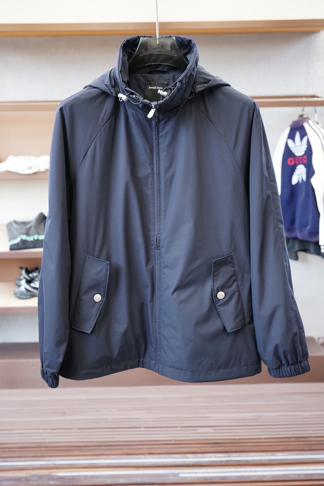 NO:570563,-Prada- Prada Prada/Double-sided style new P Re-Nylon recycled nylon material contrasting zipper fly stand collar jacket, men's lightweight jacket with metal triangle logo on the chest. Ordered from the same channel in Romania, the most anticipated high-quality goods are coming, contrasting zipper fly design, classic urban outdoor casual business style, full of craftsmanship and appearance!  Adhering to the consistent hot-selling classic jacket style, this style is indeed more attractive than before. It has a contrasting zipper placket, iconic metal triangle logo embellishment on the chest, and recycled nylon waterproof fabric. It is specially made for outdoor use. It can be said that the whole body is eye-catching 360 degrees. It perfectly enhances the grade of the entire jacket, and you can get a sense of high-end luxury at a glance!  The custom-made metal zipper is engraved with a clear and exquisite brand LOGO. It is suitable for all men and all occasions. It can be said to be the most functional jacket for commuting. The P family's unique technical nylon material has a subtle touch and an attractive gloss, and the upper body comfort is absolutely top-notch. Coupled with the top-notch craftsmanship and the processing of various details, it is the representative of the P family's craftsmanship. The creation of such details is enough to make people intuitively and three-dimensionally feel the grade of this style, which is an added bonus for the wearer!  !  Size M-3XL,,prada,prada,jackets & coats,jackets & coats,alexander wang19860909-Prada- Prada普拉达/双面款式新款P家Re-Nylon再生尼龙材质撞色拉链门襟立领外套,男士胸前金属三角标装饰轻便夹克.罗马尼亚同渠道订单,最为期待的精品狠货来袭,撞色拉链门襟设计,经典都市户外休闲商务风格,工艺与颜值拉满！ 秉承着一贯的爆款经典夹克版型打造,但是此款的看点确实超越以往.撞色拉链门襟,胸前标志性金属三角徽标点缀,再生尼龙防水面料,专为户外打造,可以说浑身上下360度都皆是看点.完美提升整件夹克的档次,一眼便能GET到的高端奢华感！客供定制金属拉链,拉链标识刻有清晰精致的品牌LOGO点缀,适合一切男人,适合一切场合,可谓是最通勤的功能性夹克外套. P家独有的科技尼龙材质,触感微妙,光泽度更是撩人,上身舒适度绝对到顶.加上顶级的工艺打造,各种细节的处理,都是P家工匠精神的代表,这种细节的打造,足以让人直观立体的感受到此款的档次所在,更为穿着者加分！！尺码M-3XL,,prada,prada,jackets & coats,jackets & coats,alexander wang,Men's clothing