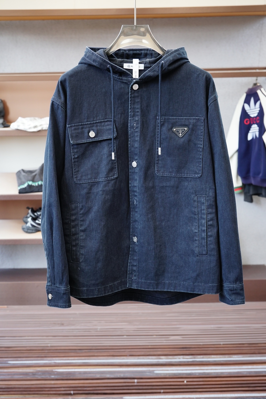 NO:570523,Prada/New P Re-Nylon recycled nylon material contrasting zipper fly stand collar jacket, men's lightweight jacket with metal triangle logo on the chest. Ordered from the same channel in Romania, the most anticipated high-quality goods are coming, contrasting zipper fly design, classic urban outdoor casual business style, full of craftsmanship and appearance!  Adhering to the consistent hot-selling classic jacket style, this style is indeed more attractive than before. It has a contrasting zipper placket, iconic metal triangle logo embellishment on the chest, and recycled nylon waterproof fabric. It is specially made for outdoor use. It can be said that the whole body is eye-catching 360 degrees. It perfectly enhances the grade of the entire jacket, and you can get a sense of high-end luxury at a glance!  The custom-made metal zipper is engraved with a clear and exquisite brand LOGO. It is suitable for all men and all occasions. It can be said to be the most functional jacket for commuting. The P family's unique technical nylon material has a subtle touch and an attractive gloss, and the upper body comfort is absolutely top-notch. Coupled with the top-notch craftsmanship and the processing of various details, it is the representative of the P family's craftsmanship. The creation of such details is enough to make people intuitively and three-dimensionally feel the grade of this style, which is an added bonus for the wearer!  !  Size M-3XL,,prada,prada,jackets & coats,jackets & coats,alexander wang19860909Prada普拉达/新款P家Re-Nylon再生尼龙材质撞色拉链门襟立领外套,男士胸前金属三角标装饰轻便夹克.罗马尼亚同渠道订单,最为期待的精品狠货来袭,撞色拉链门襟设计,经典都市户外休闲商务风格,工艺与颜值拉满！ 秉承着一贯的爆款经典夹克版型打造,但是此款的看点确实超越以往.撞色拉链门襟,胸前标志性金属三角徽标点缀,再生尼龙防水面料,专为户外打造,可以说浑身上下360度都皆是看点.完美提升整件夹克的档次,一眼便能GET到的高端奢华感！客供定制金属拉链,拉链标识刻有清晰精致的品牌LOGO点缀,适合一切男人,适合一切场合,可谓是最通勤的功能性夹克外套. P家独有的科技尼龙材质,触感微妙,光泽度更是撩人,上身舒适度绝对到顶.加上顶级的工艺打造,各种细节的处理,都是P家工匠精神的代表,这种细节的打造,足以让人直观立体的感受到此款的档次所在,更为穿着者加分！！尺码M-3XL,,prada,prada,jackets & coats,jackets & coats,alexander wang,Men's clothing