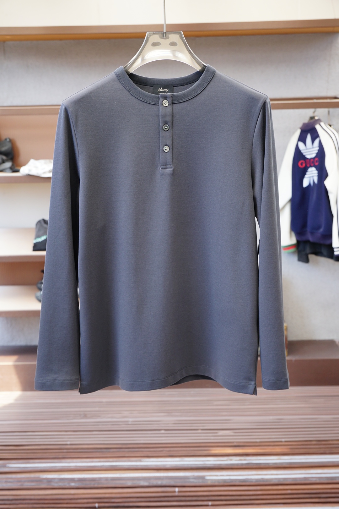 NO:570474,Brioni Henley collar men's long-sleeved T-shirt. The seemingly simple design tests the combination of craftsmanship and fabrics, and has high requirements on technology and factory equipment. The two natural ingredients are in a golden ratio, which has the warmth and softness of wool and the natural freshness of linen. It is skin-friendly, soft, warm, and does not feel stuffy. Linen dissipates moisture and keeps the skin dry. It has an excellent wearing experience. The surface has a natural texture and a casual, natural and high-end feel.  The collar shape is a test of the master's skills. The width and tightness of the neckline are very particular. The edges are tightly woven and smooth. The exquisite upper body in details is young and not rigid. Casual and layered elegant shape. Flat knitting. Sizes M-3XL, tees, t-shirt, gold, alexander wang19860909Brioni布莱奥尼 亨利领男士长袖T恤 看似简约的设计 越考验工艺与面料的结合,对技术以及工厂设备 要求很高 两种天然成分以黄金配比既有羊毛的温润软糯 又有亚麻的自然清爽 亲肤 柔和 保暖的同时 没有闷热感 亚麻疏导湿气 让皮肤始终保持干爽 有着极好的穿着体验感 表面天然的肌理感 随性自然高级感 领型很考验师傅的功底 领口的宽窄松紧都很有讲究 边缘紧密织造流畅 细微之处的精美上身年轻不刻板 随性有层次儒雅造型 横机针织.尺码M-3XL,,tees，t-shirt,gold,alexander wang,Men's clothing