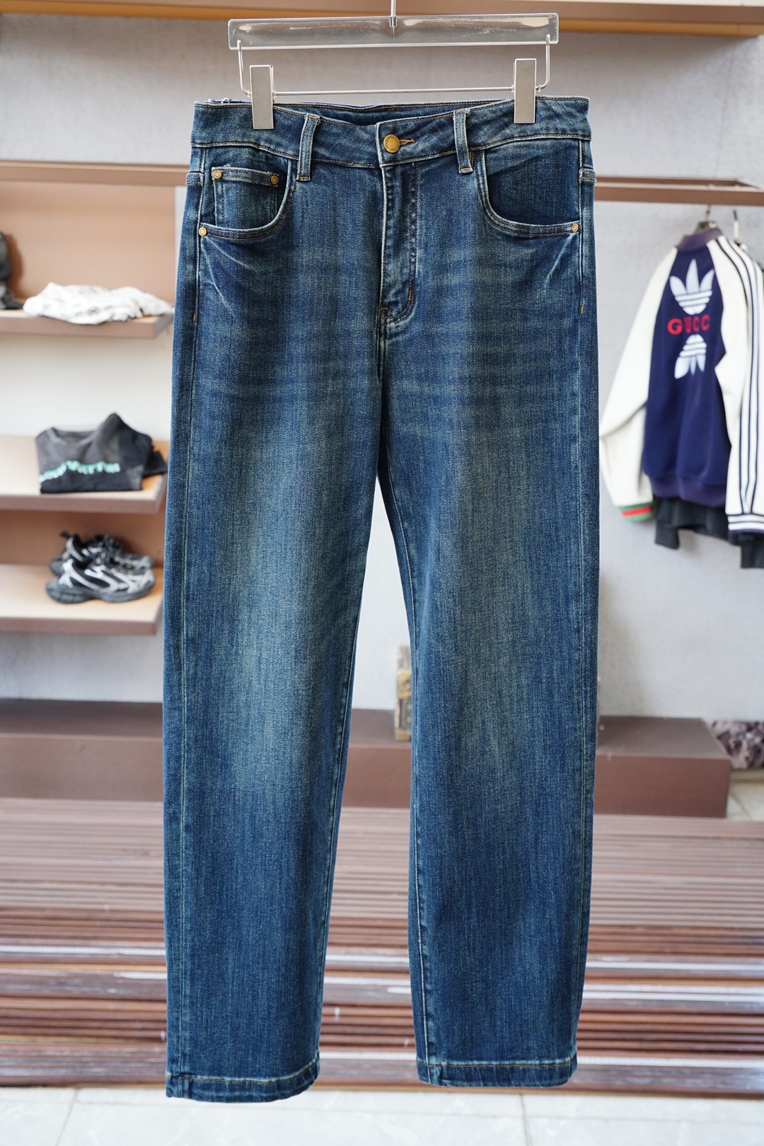 NO:570509,, Miu-Miu-new style is coming zuiba2025 early autumn new style casual pants and jeans, high-end customized series. Imported high-density pure cotton with sand washing process is comfortable, soft and skin-friendly, straight and not easy to wrinkle, simple and clear, super versatile upper body effect, super fashionable and versatile, straight and stylish, a wardrobe must-have!  Suitable for any occasion 30-38 next day pickup no,,miumiu,jeans,alexander wang19860909、 Miu- Miu-新款来袭zuiba2025早秋新款新款休闲裤牛仔裤,高端定制系列.进口高密度纯棉加沙洗工艺舒适柔软亲肤,笔挺不易起皱,简单明了,超级百搭上身效果超级棒时尚百搭,笔挺有型,衣橱必备！适合任何场合穿着 30-38隔天取货无,,miumiu,jeans,alexander wang,Men's clothing