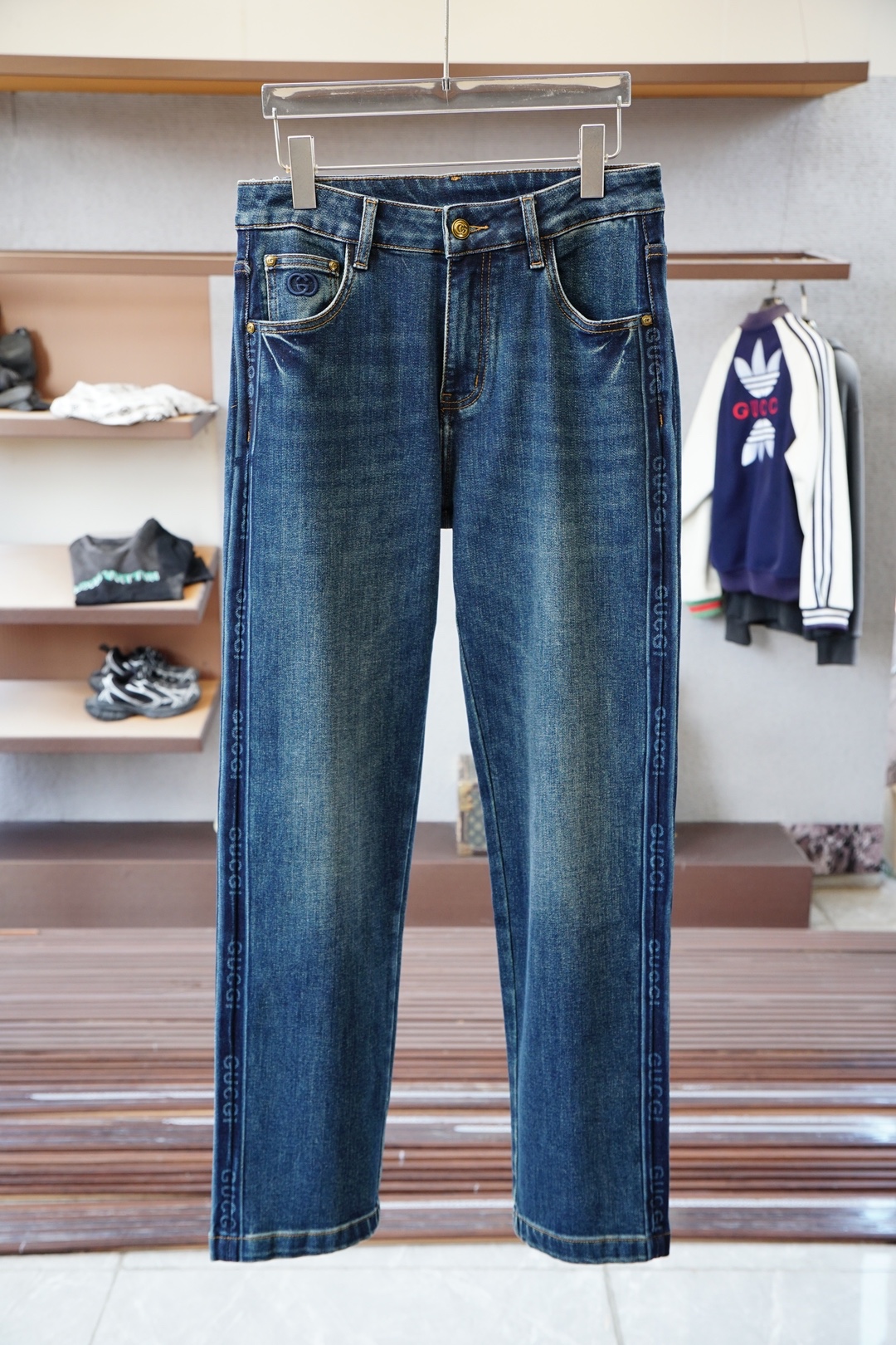 NO:570514,Gucci Gucci/new style coming zuiba 2025 early autumn new style casual pants and jeans, high-end customized series. Imported high-density pure cotton plus modal cotton plus Tencel sand-washing process is comfortable, soft and skin-friendly, straight and not easy to wrinkle, simple and clear, super versatile upper body effect is super fashionable and versatile, straight and stylish, a wardrobe must-have!  Suitable for any occasion, 30-38, next day pickup, no,,gucci,jeans,alexander wang19860909Gucci古奇/新款来袭zuiba2025早秋新款新款休闲裤牛仔裤,高端定制系列.进口高密度纯棉加莫代尔棉加天丝沙洗工艺舒适柔软亲肤,笔挺不易起皱,简单明了,超级百搭上身效果超级棒时尚百搭,笔挺有型,衣橱必备！适合任何场合穿着 30-38隔天取货无,,gucci,jeans,alexander wang,Men's clothing