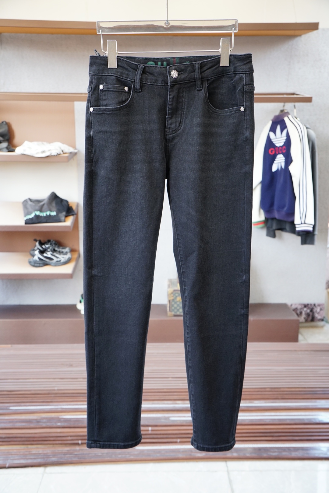 NO:570481,, Gucci Gucci/new style coming zuiba 2025 early autumn new style casual pants and jeans, high-end customized series. Imported high-density pure cotton with sand washing process is comfortable, soft and skin-friendly, straight and not easy to wrinkle, simple and clear, super versatile upper body effect, super fashionable and versatile, straight and stylish, a wardrobe must-have!  Suitable for any occasion, 30-38, next day pickup, no,,gucci,jeans,alexander wang19860909、 Gucci古奇/新款来袭zuiba2025早秋新款新款休闲裤牛仔裤,高端定制系列.进口高密度纯棉加沙洗工艺舒适柔软亲肤,笔挺不易起皱,简单明了,超级百搭上身效果超级棒时尚百搭,笔挺有型,衣橱必备！适合任何场合穿着 30-38隔天取货无,,gucci,jeans,alexander wang,Men's clothing