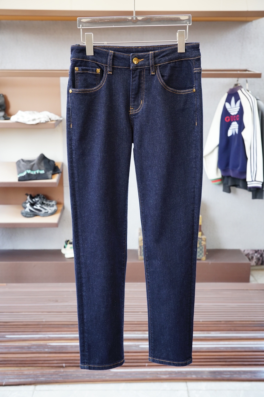 NO:570484,LV Louis Vuitton - New style is coming. Zuiba 2025 early autumn new style casual pants and jeans, high-end customized series. Imported high-density pure cotton with sand washing process is comfortable, soft and skin-friendly, straight and not easy to wrinkle, simple and clear, super versatile upper body effect, super fashionable and versatile, straight and stylish, a wardrobe must-have!  Suitable for any occasion 30-38 next day pickup no,,louis vuitton,jeans,alexander wang19860909ＬＶ路易威登-新款来袭zuiba2025早秋新款新款休闲裤牛仔裤,高端定制系列.进口高密度纯棉加沙洗工艺舒适柔软亲肤,笔挺不易起皱,简单明了,超级百搭上身效果超级棒时尚百搭,笔挺有型,衣橱必备！适合任何场合穿着 30-38隔天取货无,,louis vuitton,jeans,alexander wang,Men's clothing