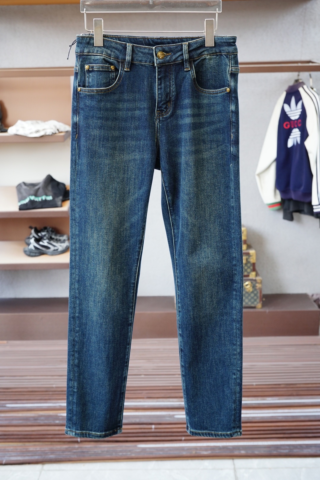 NO:570487,Gucci Gucci/new style coming zuiba 2025 early autumn new style casual pants and jeans, high-end customized series. Imported high-density pure cotton with sand washing process is comfortable, soft and skin-friendly, straight and not easy to wrinkle, simple and clear, super versatile upper body effect, super fashionable and versatile, straight and stylish, a wardrobe must-have!  Suitable for any occasion, 30-38, next day pickup, no,,gucci,jeans,alexander wang19860909Gucci古奇/新款来袭zuiba2025早秋新款新款休闲裤牛仔裤,高端定制系列.进口高密度纯棉加沙洗工艺舒适柔软亲肤,笔挺不易起皱,简单明了,超级百搭上身效果超级棒时尚百搭,笔挺有型,衣橱必备！适合任何场合穿着 30-38隔天取货无,,gucci,jeans,alexander wang,Men's clothing