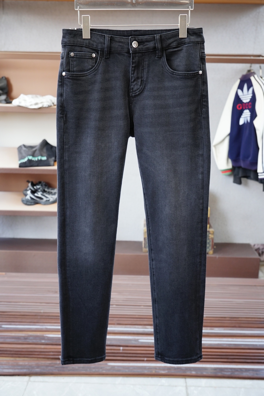 NO:570490,Dior Dior - new style is coming zuiba 2025 early autumn new style casual pants and jeans, high-end customized series. Imported high-density pure cotton with sand washing process is comfortable, soft and skin-friendly, straight and not easy to wrinkle, simple and clear, super versatile upper body effect, super fashionable and versatile, straight and stylish, a wardrobe must-have!  Suitable for any occasion 30-38 next day pickup no, dior, dior, jeans, alexander wang19860909Dior迪奥-新款来袭zuiba2025早秋新款新款休闲裤牛仔裤,高端定制系列.进口高密度纯棉加沙洗工艺舒适柔软亲肤,笔挺不易起皱,简单明了,超级百搭上身效果超级棒时尚百搭,笔挺有型,衣橱必备！适合任何场合穿着 30-38隔天取货无,,dior,dior,jeans,alexander wang,Men's clothing