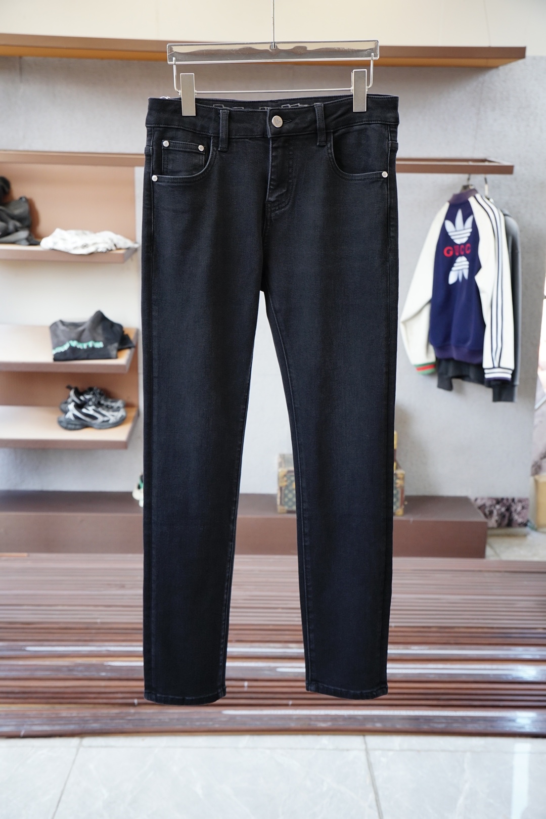 NO:570493,- Armani - New style is coming zuiba2025 new style casual pants and jeans for early autumn, high-end customized series. Imported high-density pure cotton with sand washing process is comfortable, soft and skin-friendly, straight and not easy to wrinkle, simple and clear, super versatile upper body effect, super fashionable and versatile, straight and stylish, a wardrobe must-have!  Suitable for any occasion 30-38 next day pickup no, armani,jeans,alexander wang19860909- 阿玛尼-新款来袭zuiba2025早秋新款新款休闲裤牛仔裤,高端定制系列.进口高密度纯棉加沙洗工艺舒适柔软亲肤,笔挺不易起皱,简单明了,超级百搭上身效果超级棒时尚百搭,笔挺有型,衣橱必备！适合任何场合穿着 30-38隔天取货无,,armani,jeans,alexander wang,Men's clothing