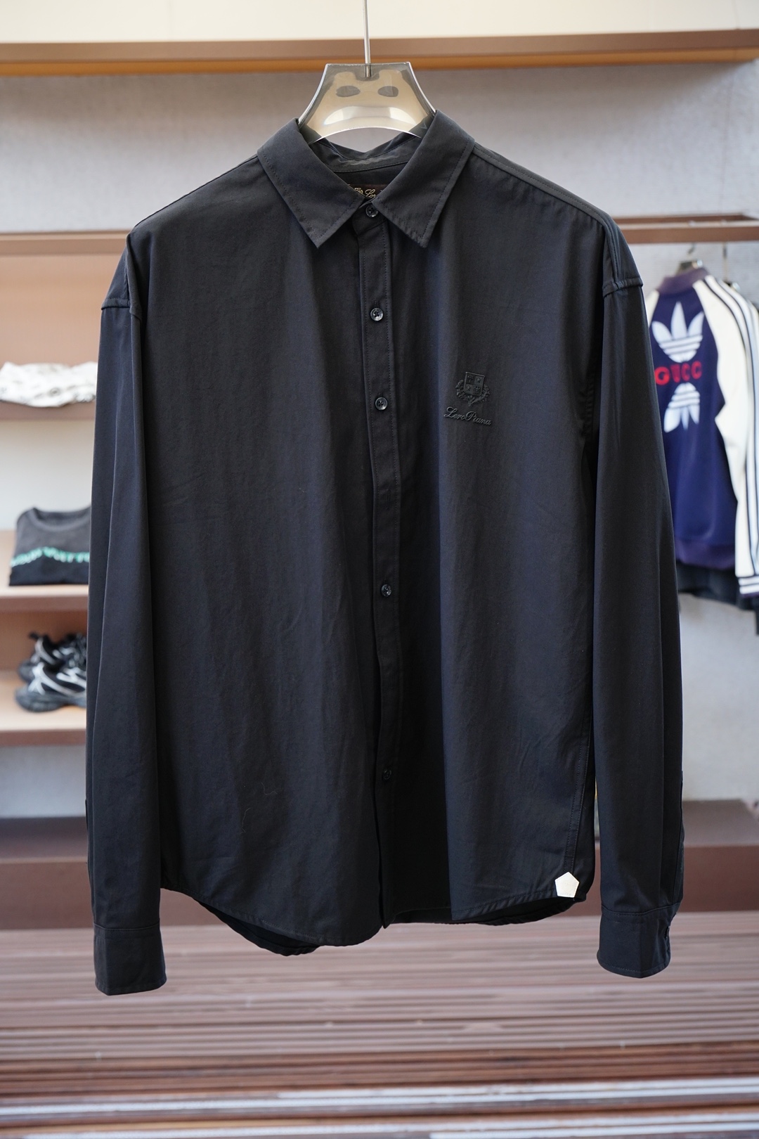 NO:570534,LP-2025 official website synchronizes the original original label and is in stock for a long time. Top-notch business casual original long-sleeved shirts, advanced customization and versatile styles. Anyone can easily control it. The fabric is fully customized. The latest logo design of the luxury classic brand on the chest is very classy and must be bought by those who know the goods. It shows aura and highlights the sophistication of business men. This is unique. The upper body effect is very good!  Size S-XL,,loro piana,shirts,alexander wang19860909LP-2025官网同步原版原标长期有货 顶级商务休闲原单长袖衬衫高级定制百搭款式 任何人都可以轻松驾驭 面料全订制工艺 胸前奢华经典品牌最新logo设计,非常显档次懂货的必须入,显气场,又会凸显商务男士的精致,这就是独到之处,上身效果非常赞！尺码S-XL,,loro piana,shirts,alexander wang,Men's clothing