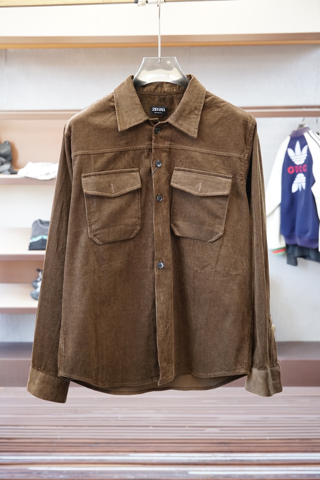 NO:570529,Z 2025 counter's latest corduroy shirt jacket is a corduroy shirt jacket with a straight silhouette. The retro atmosphere promotes fashionable texture. It adopts front button design, traditional collar and traditional chest pocket. Retro fashion uses soft corduroy fabric to bring a touch of elegance to the tough line structure. The color control after washing and distressing makes the texture more appropriate. The shape and soft touch neutralize each other, enriching the diversity of matching. It can be worn alone or as a separate item under a thin jacket!  Color three colors Size S-XL, jackets & coats, shirts, alexander wang19860909Z 2025专柜最新品灯芯绒衬衫外套直筒廓形的灯芯绒衬衫外套,复古气息促进时尚质感.采用正面纽扣设计 传统衣领 传统胸前口袋 复古时尚用柔软的灯芯绒面料给硬朗的线条结构带来一丝优雅水洗做旧后的颜色把控,让质感变得更恰到好处版型和柔软触感相互中和,丰富了搭配的多样性,可直接单穿也可当作薄款外套内搭单品穿着！ 颜色三色 码数S-XL,,jackets & coats,shirts,alexander wang,Men's clothing