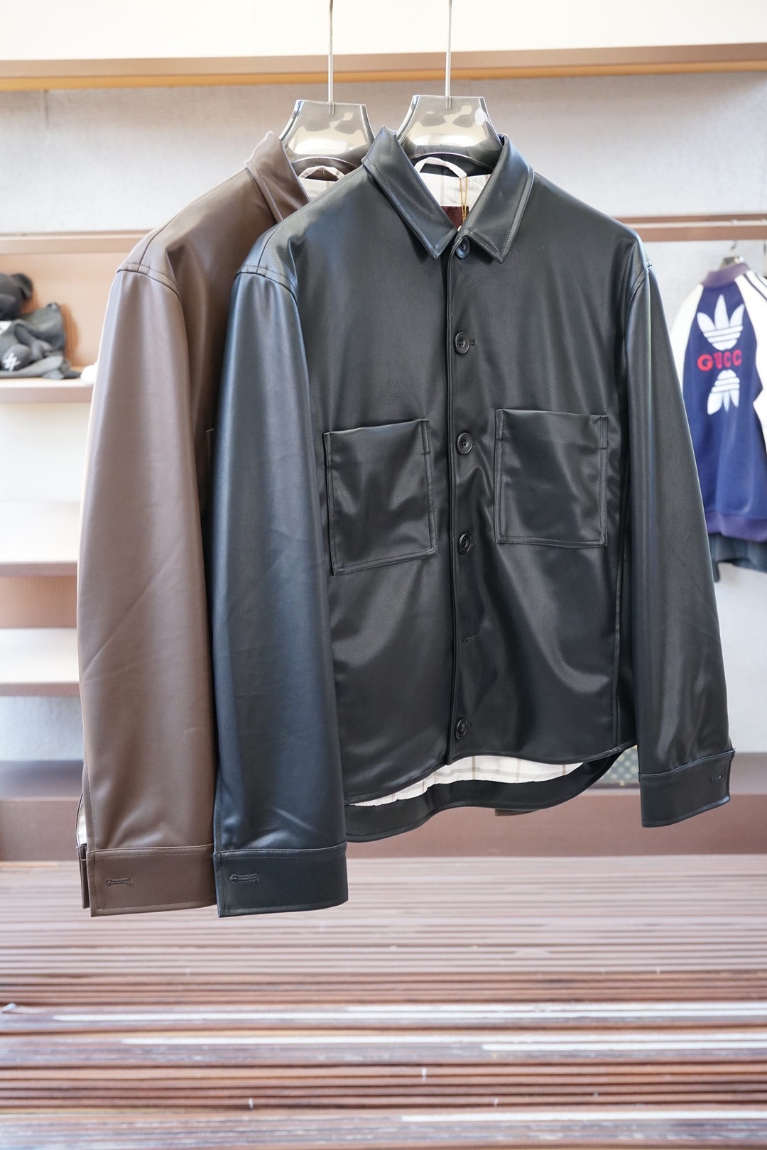 NO:568461,, LP 25SS men's new imitation PU leather jacket, carefully made of ultra-fine leather, classic version, highlighting novelty while also enhancing the fashion sense of the style, highlighting classic charm, and creating a refined look. The overall thing is a casual, easy-to-wear shirt-style jacket, customized with the same color lining, and fully developed. Size M-2xl,,loro piana,jackets & coats,jackets & coats,shirts,alexander wang19860909,LP 25SS男士新款仿PU皮外套,采用超细皮革精心制作,经典版型,凸显新意同时也能提升款式的时尚感,彰显经典魅力,打造精致造型.整体是一件轻松随意、易于穿搭的衬衫式夹克,定制同色系内里,全品相开发 尺码M-2xl,,loro piana,jackets & coats,jackets & coats,shirts,alexander wang,Men's clothing