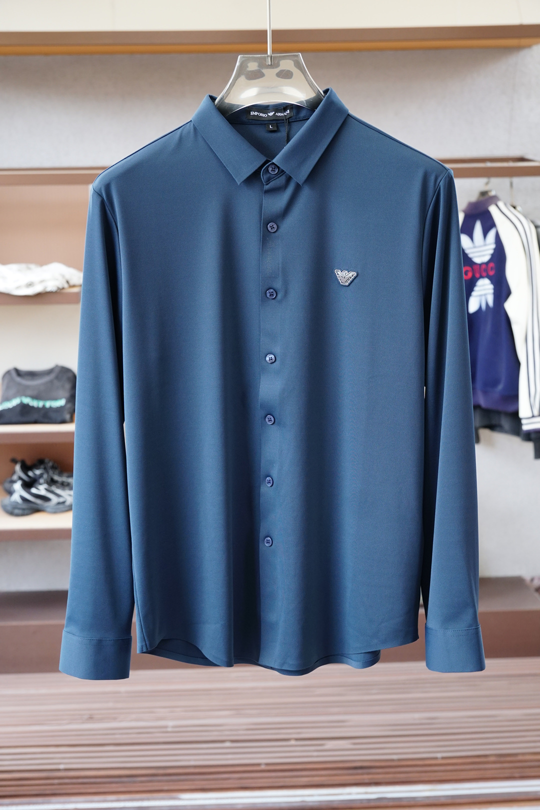 NO:570539,Armani 2025 new products are on sale at the counter. Fashionable high-end men's shirts, pure white design, clean and tidy, chairman's elite essential series, comfortable and relaxed without losing the sense of grandeur. The small stand-up collar positioning design breaks the traditional constraints and is more youthful and fashionable. The embroidered logo design on the chest is more brand recognizable. Imported top high-density 100-point high-quality Pima cotton is skin-friendly and comfortable.  It feels very delicate, has a good texture, is cool and breathable, and is not easy to wrinkle. It is a good one and can be worn alone or layered. If you like it, you can stock up in advance!  Hurry up and grab it. Sizes (M-XXX L) available for pickup the next day.,,armani,alexander wang19860909阿玛尼 2025新品 专柜在售 时尚高端男装衬衣,纯白色设计干净利落整洁,董事长精英必备系列,舒适松弛又不失大气感,小立领定位设计打破传统束缚,更具年轻时尚味道,胸前刺绣Logo设计,更具品牌辨识度,进口顶极高密度100分优质皮马棉棉亲肤舒适 摸上去非常的细腻,质感很好,凉爽透气,不易起皱,不错的一款,内搭单穿都完全没问题,喜欢的亲也可以提早囤货！赶紧下手抢吧.尺码（M-XXX L）隔天取货.,,armani,alexander wang,Men's clothing