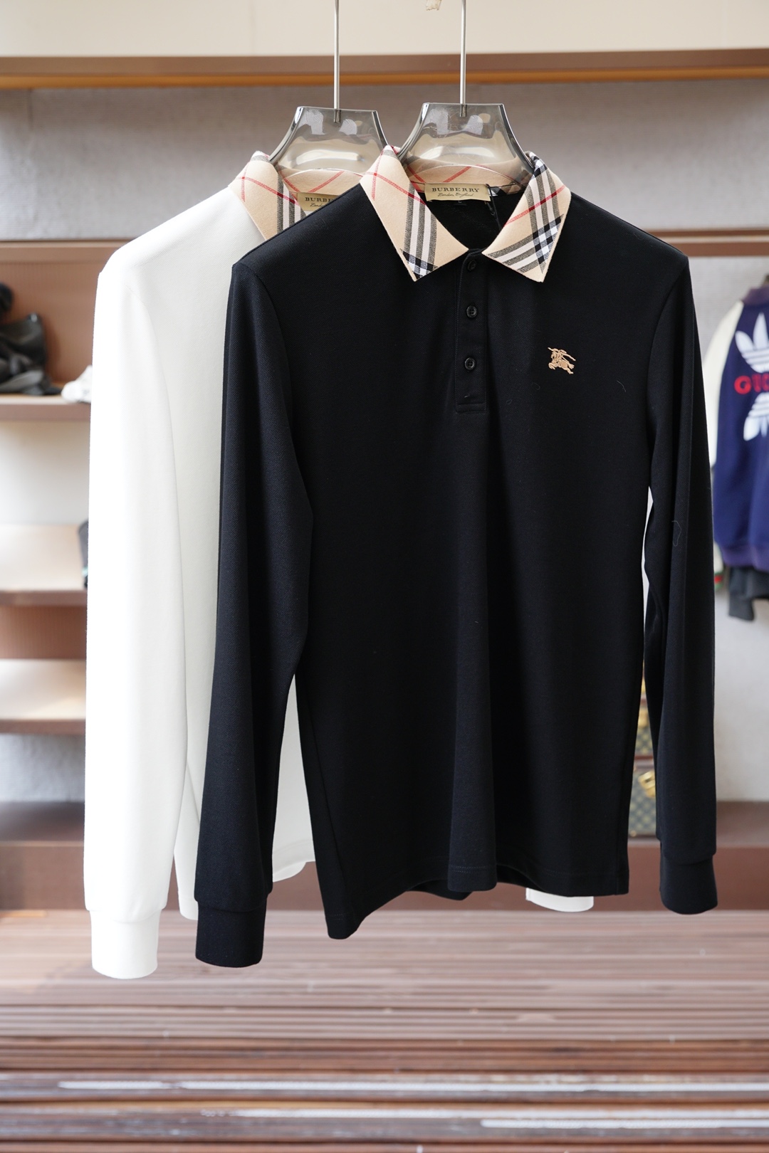 NO:570544,BBR Burberry/2025 new products are on sale at the counter. Fashionable high-end men's long-sleeved Polo, clean and tidy design, essential series for chairman elites, comfortable and relaxed without losing the sense of grandeur. The small stand-up collar positioning design breaks the traditional constraints and has a more youthful and fashionable taste. The embroidered logo design on the chest is more brand recognizable. Imported top high-density 100-point high-quality Pima cotton is skin-friendly and comfortable.  It feels very delicate, has a good texture, is cool and breathable, and is not easy to wrinkle. It is a good one and can be worn alone or layered. If you like it, you can stock up in advance!  Hurry up and grab it. Sizes (M-XXX L) available for pickup the next day.,,burberry,alexander wang19860909BBR巴宝莉/ 2025新品 专柜在售 时尚高端男装长袖Polo,设计干净利落整洁,董事长精英必备系列,舒适松弛又不失大气感,小立领定位设计打破传统束缚,更具年轻时尚味道,胸前刺绣Logo设计,更具品牌辨识度,进口顶极高密度100分优质皮马棉棉亲肤舒适 摸上去非常的细腻,质感很好,凉爽透气,不易起皱,不错的一款,内搭单穿都完全没问题,喜欢的亲也可以提早囤货！赶紧下手抢吧.尺码（M-XXX L）隔天取货.,,burberry,alexander wang,Men's clothing