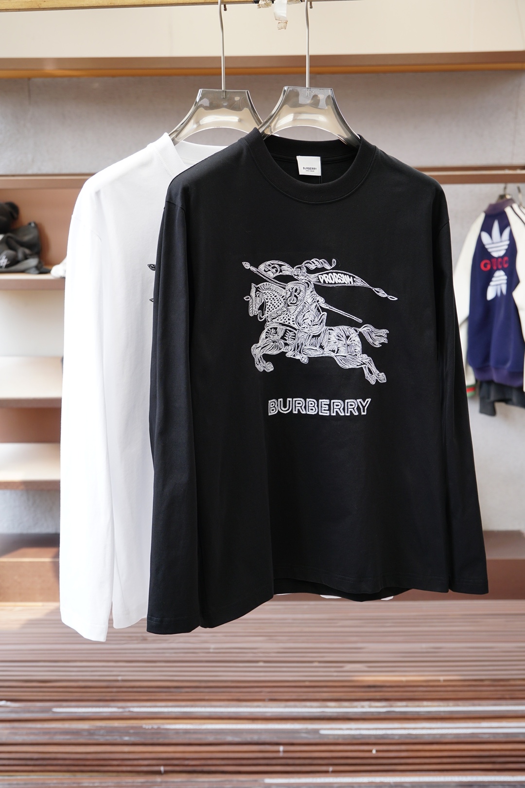 NO:568462,BBR Burberry-  2025 autumn and winter new products, men's classic 'LOGO printed on the chest' basic round neck long-sleeved T-shirt bottoming shirt! The trading company channel is rare, and it is sold at GW simultaneously. It is made of 26S double yarn pure cotton imported from customers. The fabric is thick and moderate, and the texture is soft and dense, crisp and drapey.  Smooth, close to the skin and has good breathability and moisture absorption. It is matched with the same vat dyed rib collar and cuff splicing to increase the comfort level to 100%. The classic LOGO embroidery design on the chest of the body is matched with the offset printed logo on the left cuff, which is a symbol of quality. The tailoring is a slim fit.  It is very exquisite, shows aura, and will highlight the sophistication of business men. This is unique. It has just the right fit and the upper body effect is very good. Sizes XS- XL,,,burberry,tees,t-shirt,alexander   wang19860909BBR巴宝莉- 2025秋冬新品,男士胸前经典'LOGO印花基础款圆领长袖T恤打底衫！贸易公司渠道稀出,同步GW发售,选用客供进口26S双纱纯棉材质制成,面料厚实适中,质地柔软绵密、挺括垂顺,贴肤具有良好的透气吸湿性,搭配同缸色染罗纹领口袖口拼接,将舒适度提升到百分百,衣身胸前经典LOGO刺绣设计,,搭配左袖口处胶印徽标相呼应,品质的象征.版型剪裁属于修身款 非常精致,显气场,又会凸显商务男士的精致,这就是独到之处,恰到好处的修身,上身效果非常赞, 尺码XS- XL,,,burberry,tees，t-shirt,alexander wang,Men's clothing