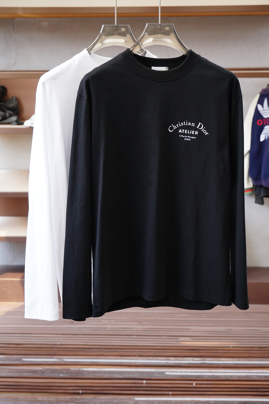 NO:568467,Gucci/  2025 autumn and winter new products, men's classic 'LOGO printed on the chest' basic round neck long-sleeved T-shirt bottoming shirt! The trading company channel is rare, and it is sold at GW simultaneously. It is made of 26S double yarn pure cotton imported from customers. The fabric is thick and moderate, and the texture is soft and dense, crisp and drapey.  Smooth, close to the skin and has good breathability and moisture absorption. It is matched with the same vat dyed rib collar and cuff splicing to increase the comfort level to 100%. The classic LOGO embroidery design on the chest of the body is matched with the offset printed logo on the left cuff, which is a symbol of quality. The tailoring is a slim fit.  It is very exquisite, shows aura, and highlights the sophistication of business men. This is unique. It has just the right fit and the upper body effect is very good. Sizes XS- XL,,,gucci,tees,t-shirt,alexander   wang19860909Gucci古奇/ 2025秋冬新品,男士胸前经典'LOGO印花基础款圆领长袖T恤打底衫！贸易公司渠道稀出,同步GW发售,选用客供进口26S双纱纯棉材质制成,面料厚实适中,质地柔软绵密、挺括垂顺,贴肤具有良好的透气吸湿性,搭配同缸色染罗纹领口袖口拼接,将舒适度提升到百分百,衣身胸前经典LOGO刺绣设计,,搭配左袖口处胶印徽标相呼应,品质的象征.版型剪裁属于修身款 非常精致,显气场,又会凸显商务男士的精致,这就是独到之处,恰到好处的修身,上身效果非常赞, 尺码XS- XL,,,gucci,tees，t-shirt,alexander wang,Men's clothing