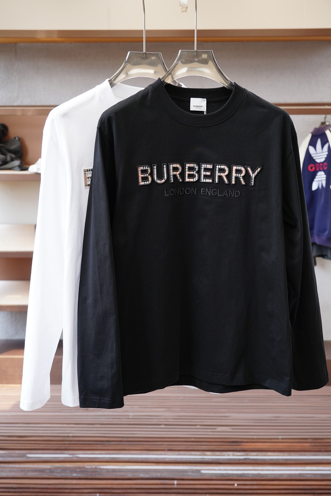 NO:568472,BBR Burberry  2025 autumn and winter new products, men's classic 'LOGO printed on the chest' basic round neck long-sleeved T-shirt bottoming shirt! The trading company channel is rare, and it is sold at GW simultaneously. It is made of 26S double yarn pure cotton imported from customers. The fabric is thick and moderate, and the texture is soft and dense, crisp and drapey.  Smooth, close to the skin and has good breathability and moisture absorption. It is matched with the same vat dyed rib collar and cuff splicing to increase the comfort level to 100%. The classic LOGO embroidery design on the chest of the body is matched with the offset printed logo on the left cuff, which is a symbol of quality. The tailoring is a slim fit.  It is very exquisite, shows aura, and will highlight the sophistication of business men. This is unique. It has just the right fit and the upper body effect is very good. Sizes XS- XL,,,burberry,tees,t-shirt,alexander   wang19860909BBR巴宝莉 2025秋冬新品,男士胸前经典'LOGO印花基础款圆领长袖T恤打底衫！贸易公司渠道稀出,同步GW发售,选用客供进口26S双纱纯棉材质制成,面料厚实适中,质地柔软绵密、挺括垂顺,贴肤具有良好的透气吸湿性,搭配同缸色染罗纹领口袖口拼接,将舒适度提升到百分百,衣身胸前经典LOGO刺绣设计,,搭配左袖口处胶印徽标相呼应,品质的象征.版型剪裁属于修身款 非常精致,显气场,又会凸显商务男士的精致,这就是独到之处,恰到好处的修身,上身效果非常赞, 尺码XS- XL,,,burberry,tees，t-shirt,alexander wang,Men's clothing