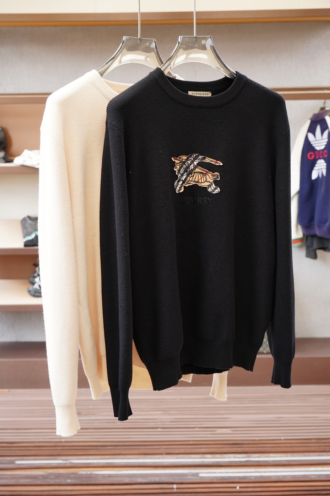 NO:568475,BBR Burberry-highly recommended!  2025aw autumn and winter new styles, synchronized with counters, fashionable and classic basic ecru jacquard logo knitted thickened cardigan jacket. Must-have style for autumn and winter. Made of wool blended sweater and thickened sweater, exquisite, simple and generous logo embellishment design. There is no too complicated craftsmanship. What is played is the fusion of design and material. Simple European style. With imported wool knitted fabric, it is an artifact for autumn and winter!  Size M-3XL,,burberry,jackets & coats,sweaters,alexander wang19860909BBR 巴宝莉-重磅推荐！2025aw秋冬新款 专柜同步 时尚经典基础款本色提花logo针织加厚开衫外套.秋冬必备款 采用羊毛混纺针织衫加厚毛衣,精致简洁大方logo点缀设计 没有过多复杂的工艺 玩的就是设计与材质的融合 简约的欧风 配以进口羊毛针织面料,秋冬季打底神器！尺码M-3XL,,burberry,jackets & coats,sweaters,alexander wang,Men's clothing