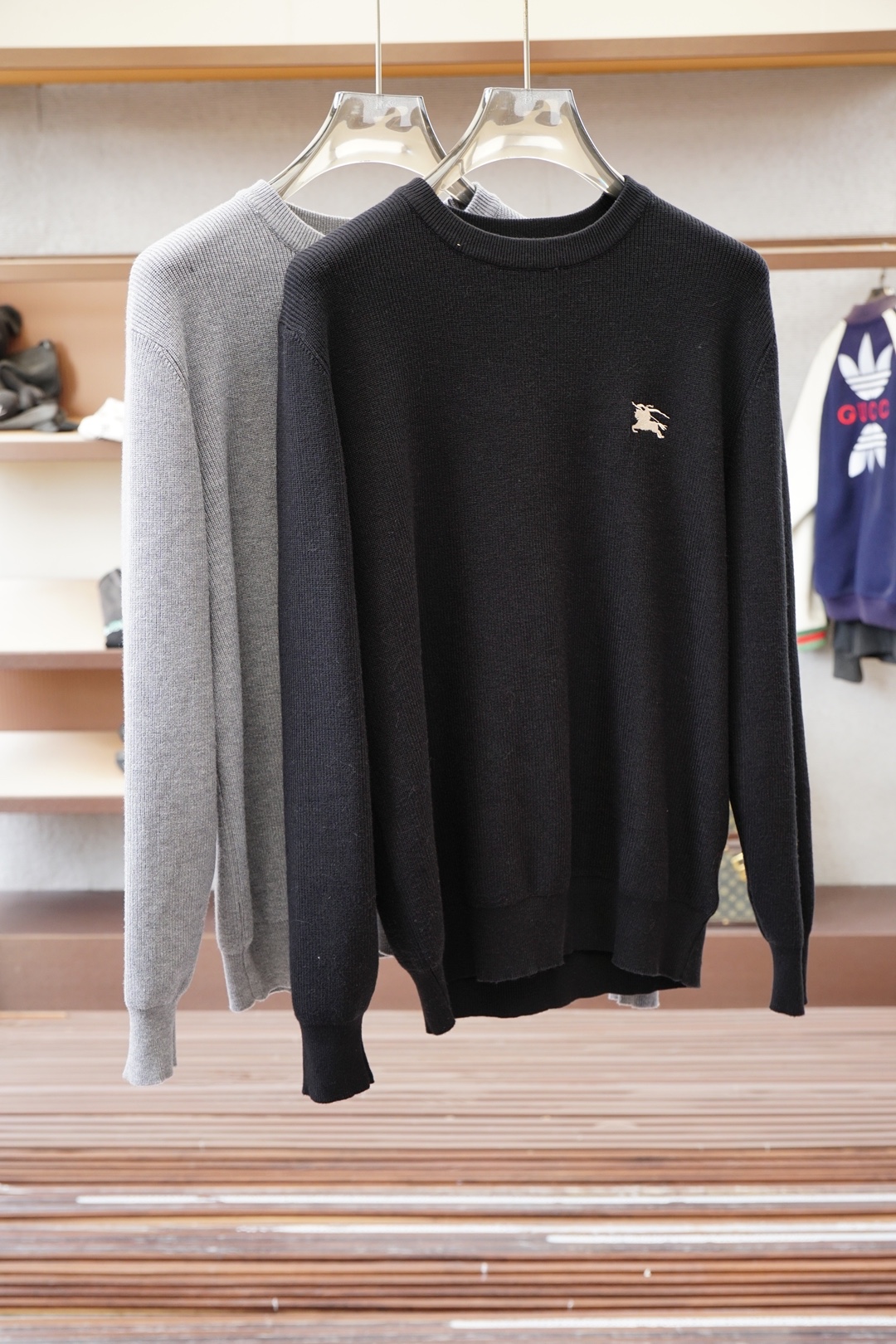 NO:568480,BBR Burberry-highly recommended!  2025aw autumn and winter new styles, synchronized with counters, fashionable and classic basic ecru jacquard logo knitted thickened pullover sweater, a must-have for autumn and winter. Made of wool 90 wool Tencel cotton. Exquisite, simple and generous logo embellishment design without too much complicated craftsmanship. What is played is the fusion of design and materials. Simple European style. With imported wool knitted fabric, it is a great base for autumn and winter!  Size M-3XL,,burberry,sweaters,alexander wang19860909BBR巴宝莉-重磅推荐！2025aw秋冬新款 专柜同步 时尚经典基础款本色提花logo针织加厚套头毛衣,秋冬必备款 采用羊毛90羊毛天丝棉.精致简洁大方logo点缀设计 没有过多复杂的工艺 玩的就是设计与材质的融合 简约的欧风 配以进口羊毛针织面料,秋冬季打底神器！尺码M-3XL,,burberry,sweaters,alexander wang,Men's clothing