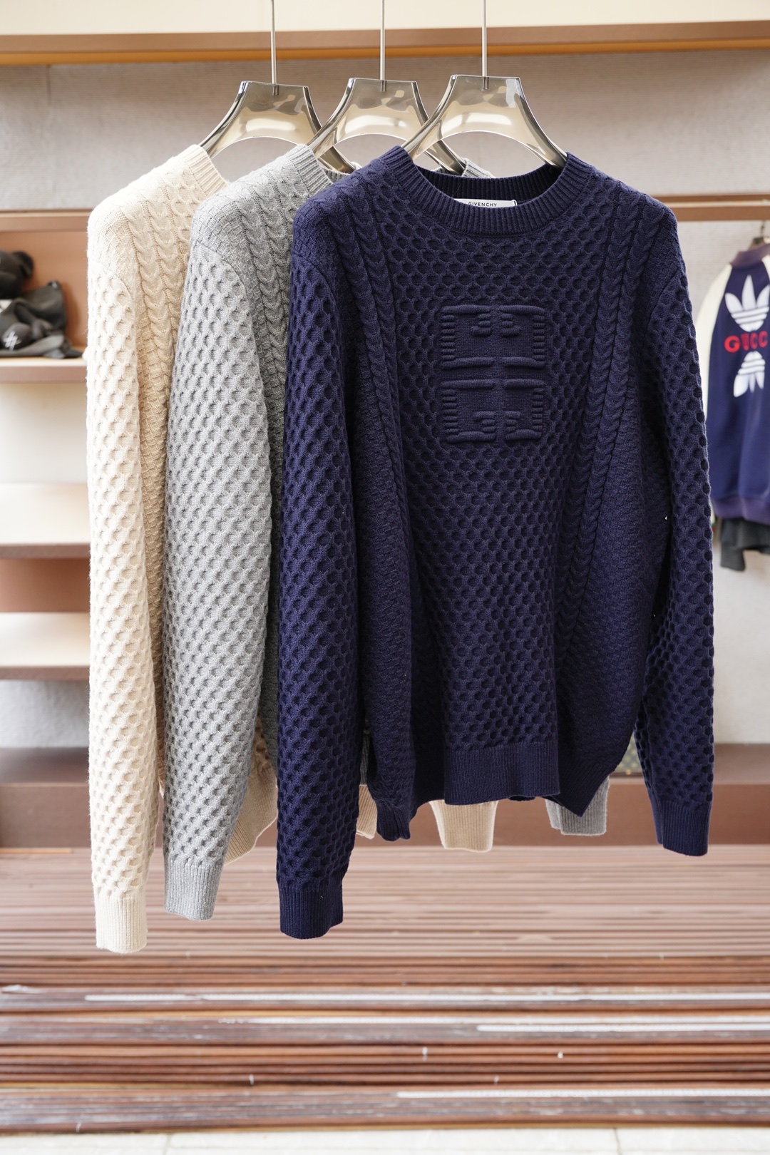 NO:568485,Givenchy-highly recommended!  2025aw autumn and winter new styles, synchronized with counters, fashionable and classic basic ecru jacquard logo knitted thickened pullover sweater, a must-have for autumn and winter. Made of 90 wool Tencel cotton. Exquisite, simple and generous logo embellishment design without too much complicated craftsmanship. What is played is the fusion of design and materials. Simple European style. With imported wool knitted fabric, it is an artifact for autumn and winter!  Size M-3XL,,givenchy,sweaters,alexander wang19860909纪梵希-重磅推荐！2025aw秋冬新款 专柜同步 时尚经典基础款本色提花logo针织加厚套头毛衣,秋冬必备款 采用90羊毛天丝棉.精致简洁大方logo点缀设计 没有过多复杂的工艺 玩的就是设计与材质的融合 简约的欧风 配以进口羊毛针织面料,秋冬季打底神器！尺码M-3XL,,givenchy,sweaters,alexander wang,Men's clothing