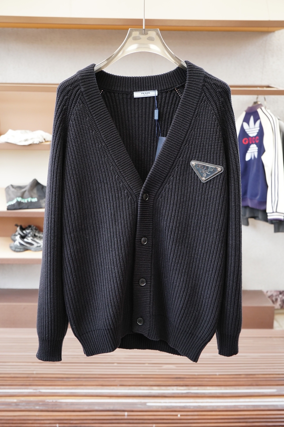 NO:568448,Prada Prada/Highly recommended!  2025aw autumn and winter new styles, synchronized with counters, fashionable and classic basic ecru jacquard logo knitted thickened cardigan jacket. Must-have style for autumn and winter. Made of wool blended sweater and thickened sweater, exquisite, simple and generous logo embellishment design. There is no too complicated craftsmanship. What is played is the fusion of design and material. Simple European style. With imported wool knitted fabric, it is an artifact for autumn and winter!  Size M-3XL,,prada,prada,jackets & coats,sweaters,alexander wang19860909Prada普拉达/重磅推荐！2025aw秋冬新款 专柜同步 时尚经典基础款本色提花logo针织加厚开衫外套.秋冬必备款 采用羊毛混纺针织衫加厚毛衣,精致简洁大方logo点缀设计 没有过多复杂的工艺 玩的就是设计与材质的融合 简约的欧风 配以进口羊毛针织面料,秋冬季打底神器！尺码M-3XL,,prada,prada,jackets & coats,sweaters,alexander wang,Men's clothing